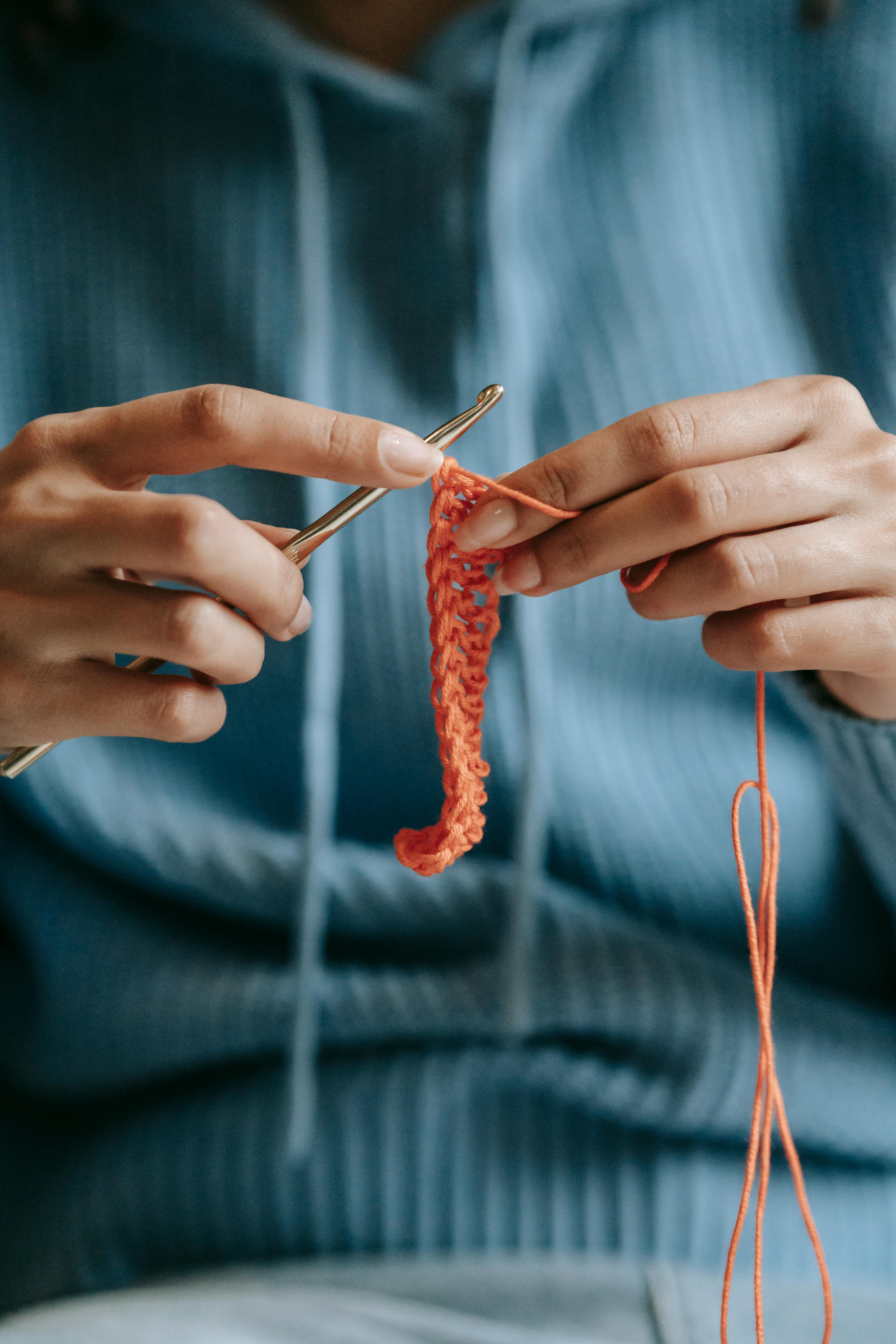 Une femme en train de tricoter quelque chose | Source : Pexels