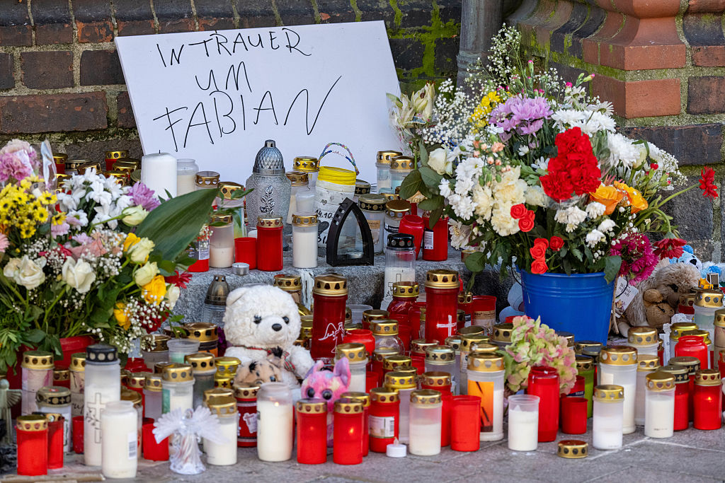 Des bougies funéraires, des fleurs et des peluches sont disposées devant l'église St. Mary's pour commémorer la disparition de Fabian, huit ans. | Source : Getty Images