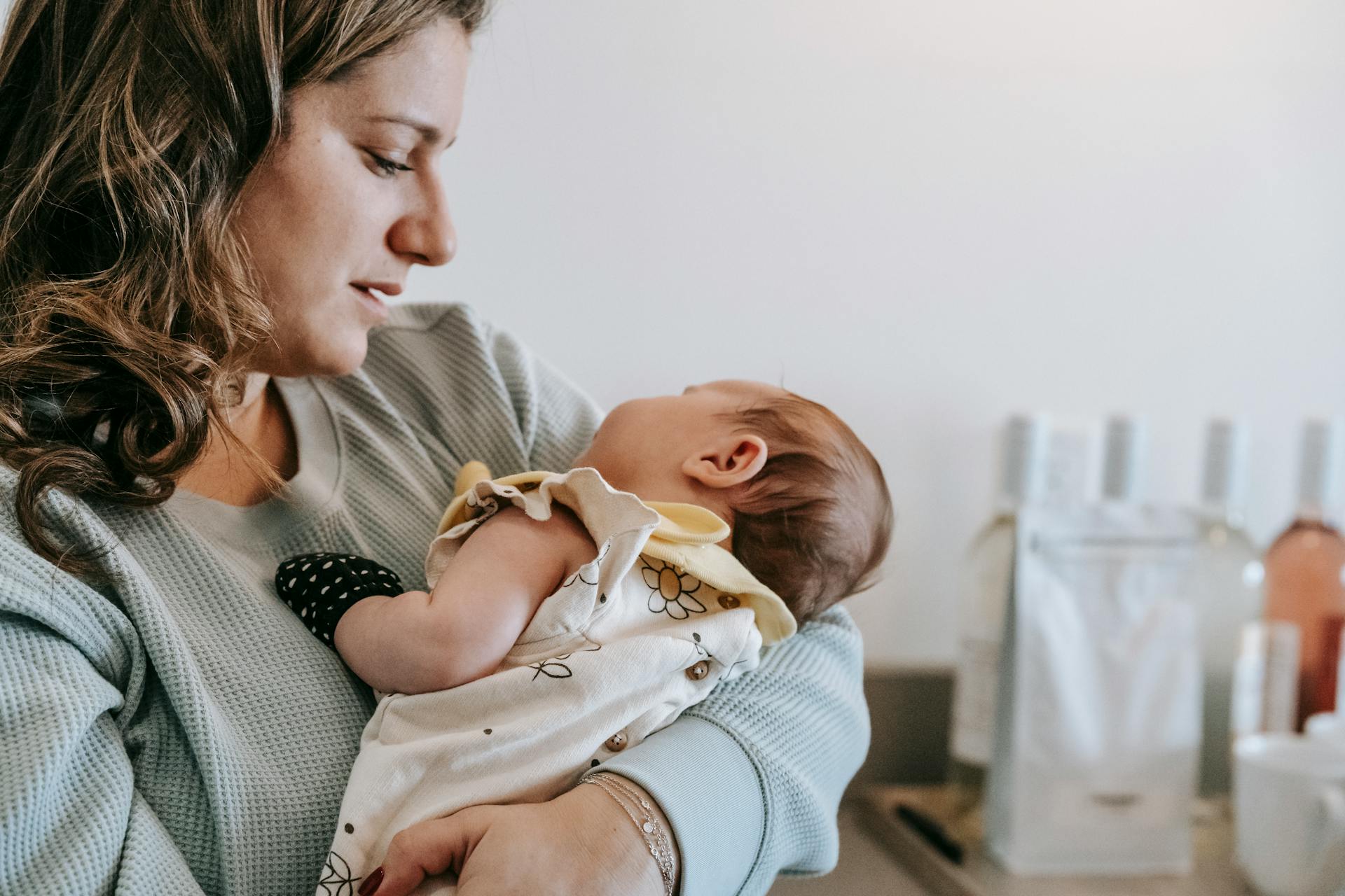 Une mère berçant son bébé | Source : Pexels