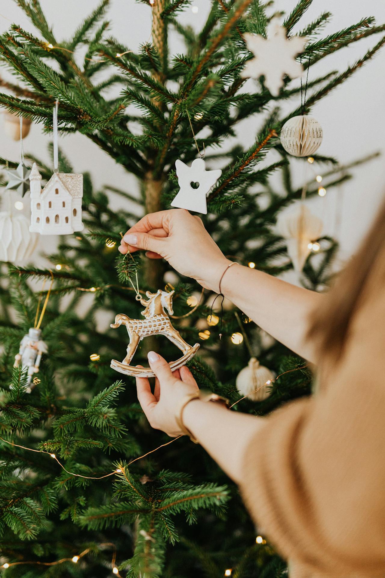 Une femme décorant son sapin de Noël | Source : Pexels
