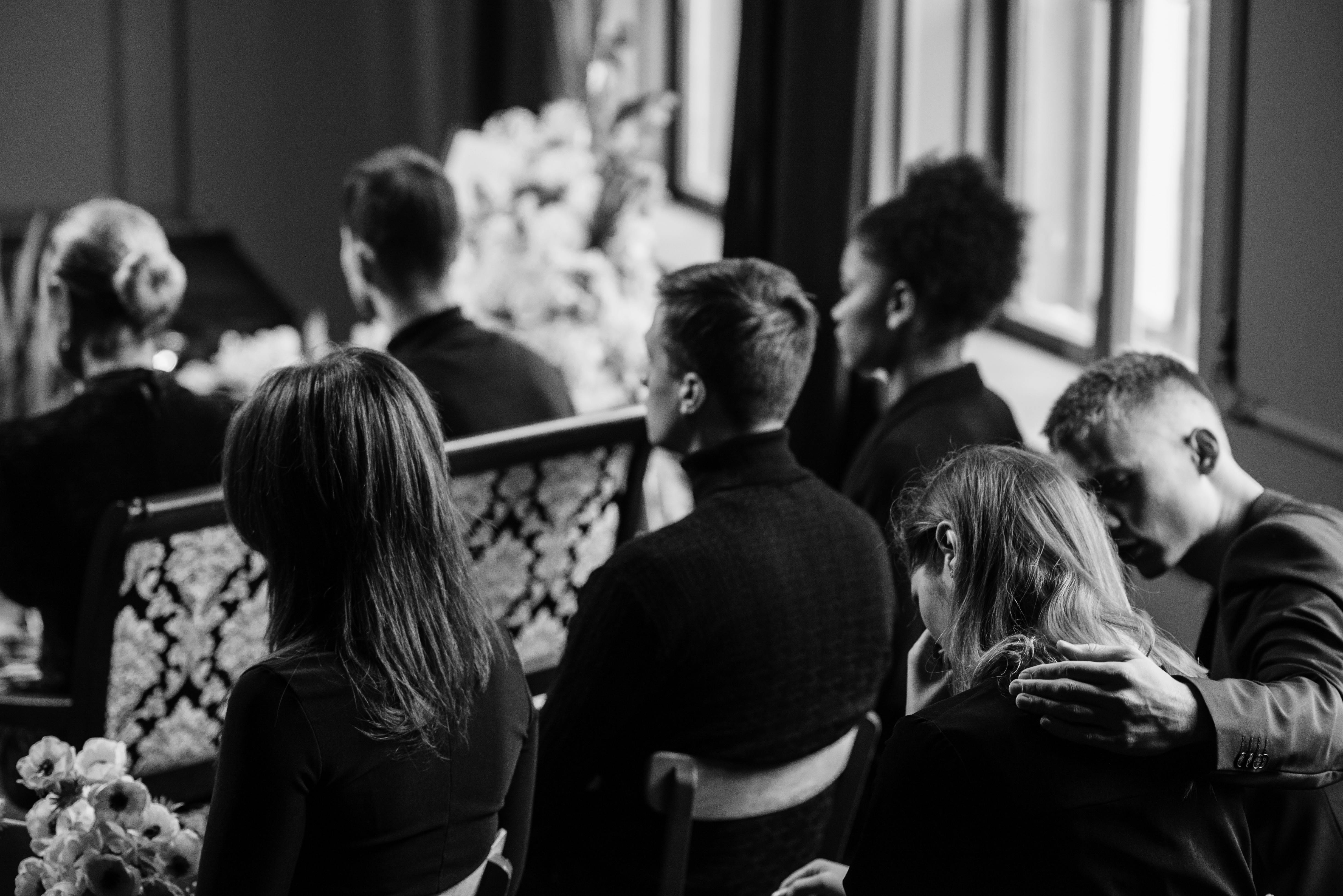 Des personnes tristes lors d'un service funéraire | Source : Pexels
