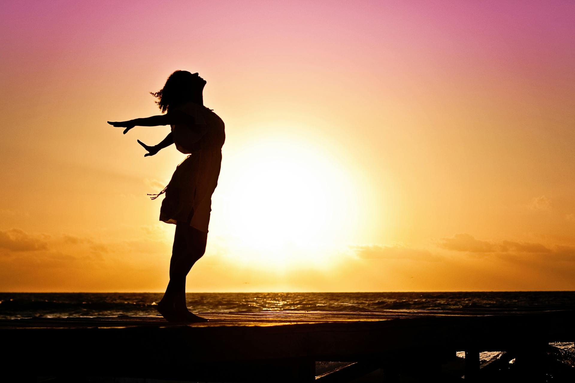 Silhouette d'une femme à la plage | Source : Pexels