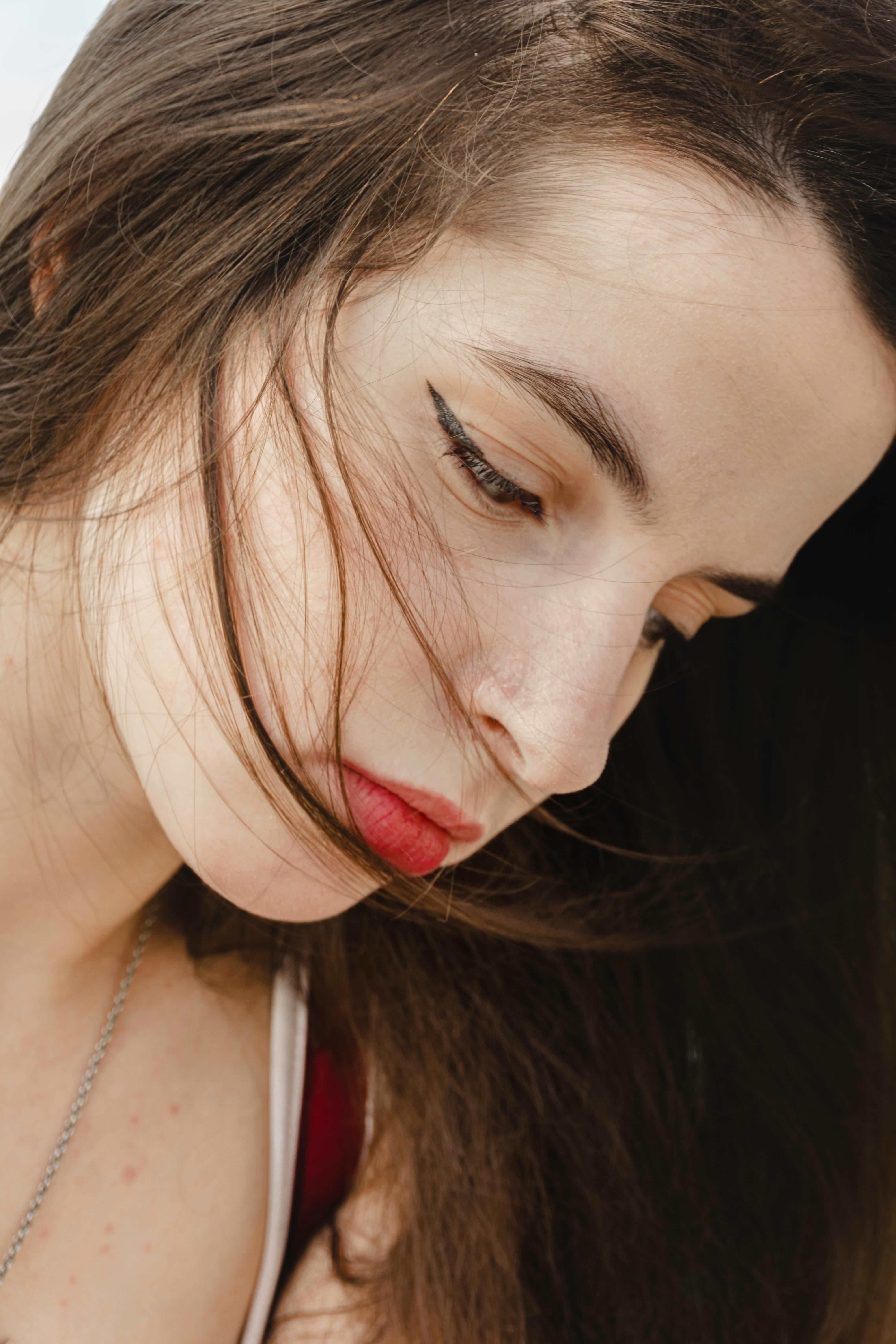 Une femme triste qui fait face à la réalité | Source : Pexels