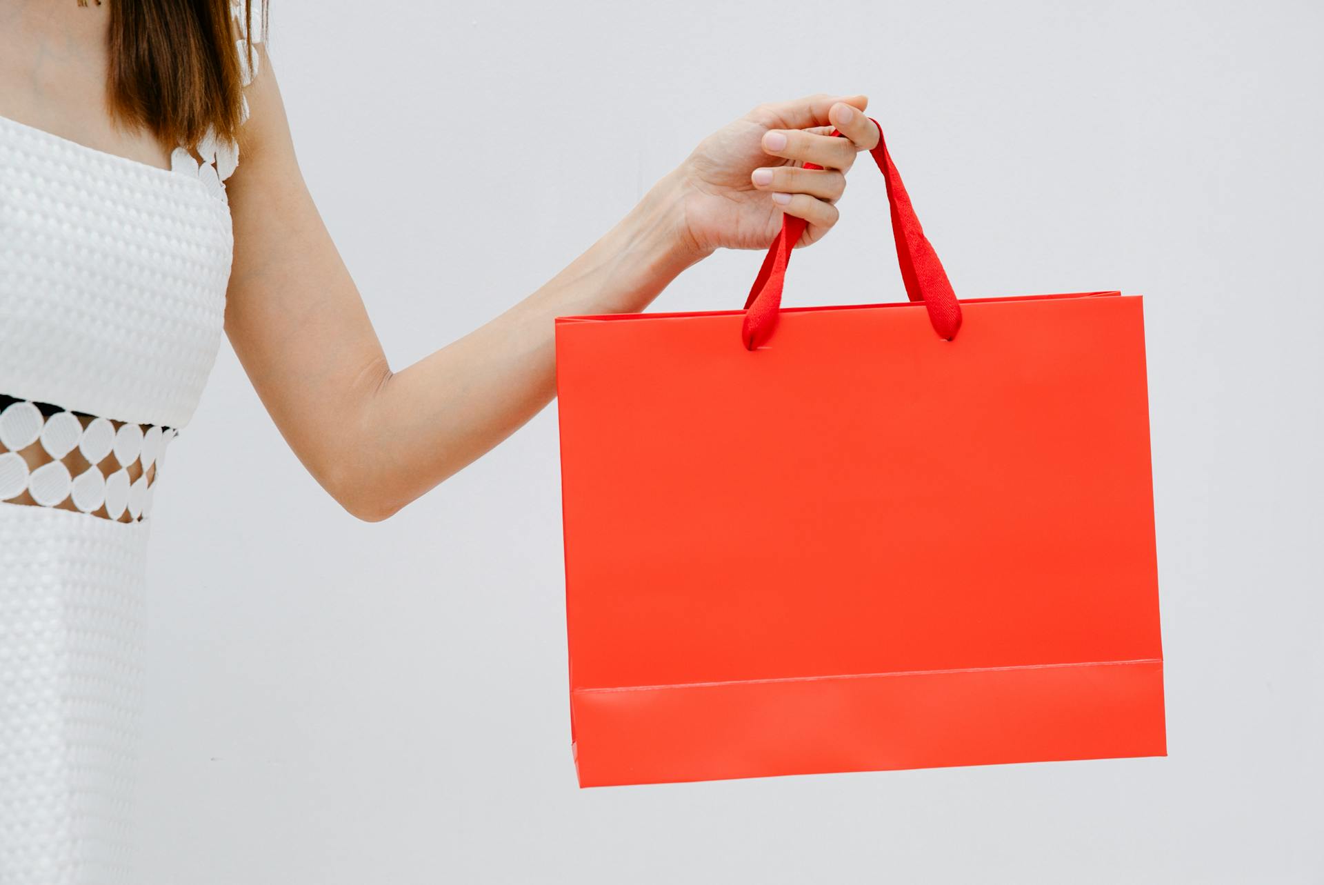 Une femme prenant un sac cadeau de quelqu'un | Source : Pexels