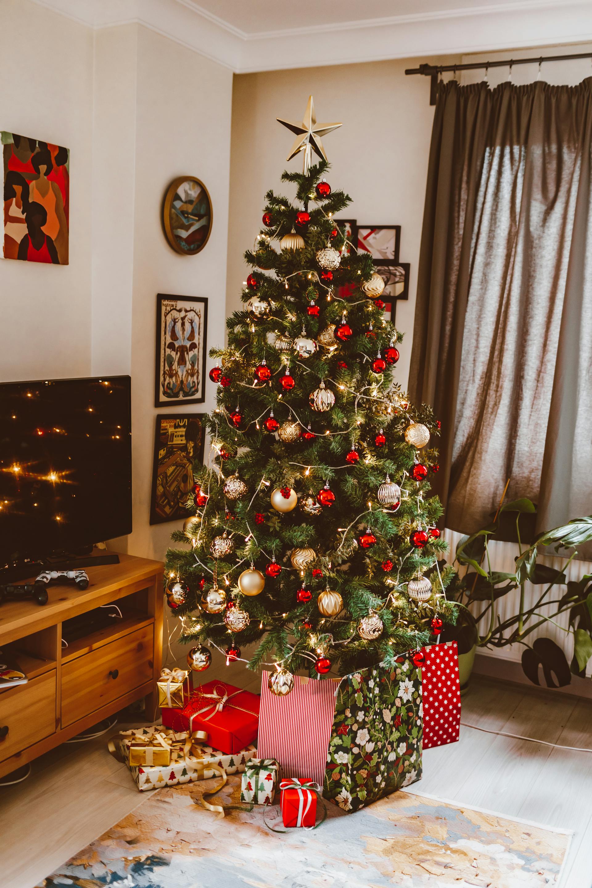 Boîtes de cadeaux posées sous un sapin de Noël | Source : Pexels