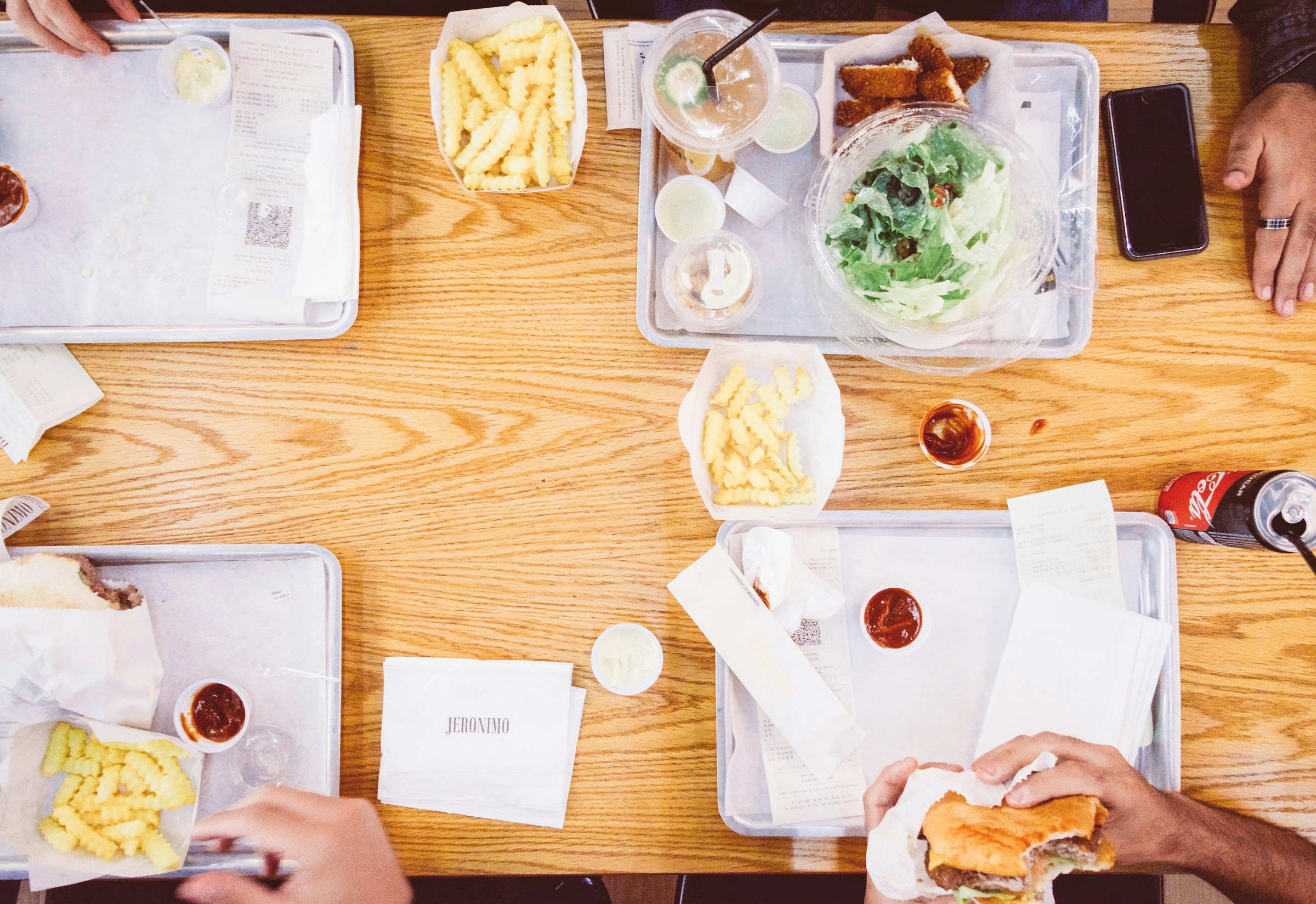 Repas sur des plateaux | Source : Unsplash