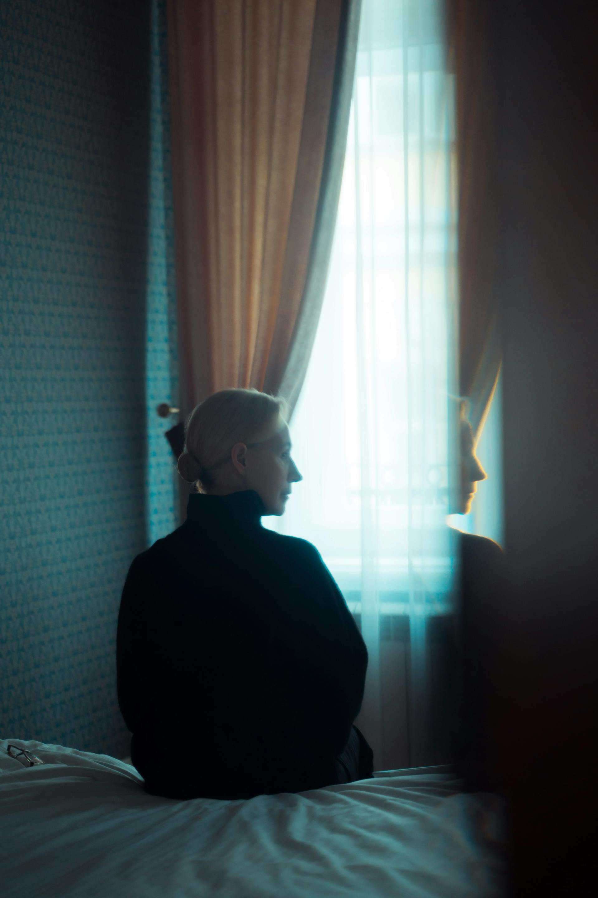 Une femme assise dans sa chambre | Source : Pexels