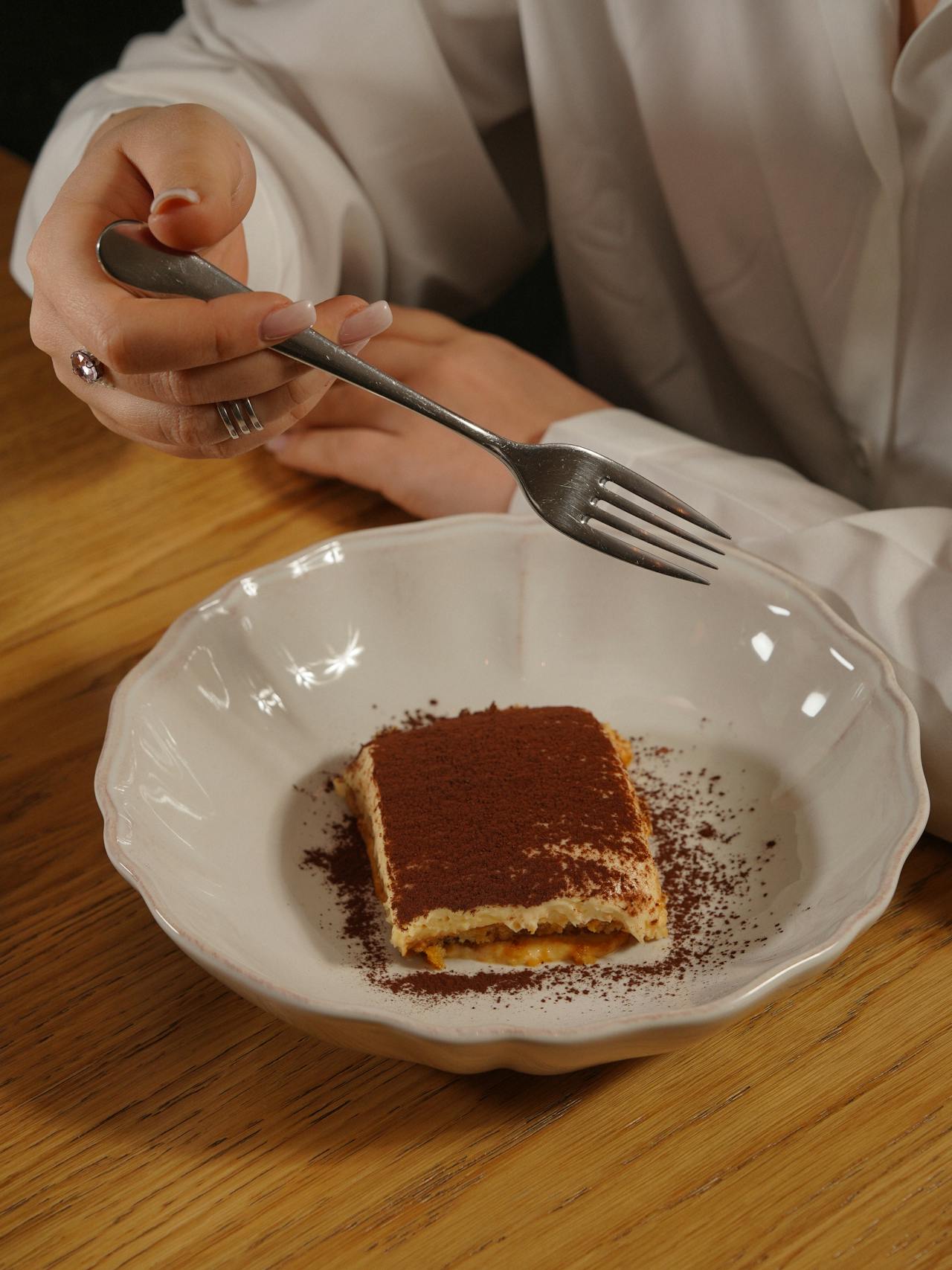 Une femme tenant une fourchette | Source : Pexels