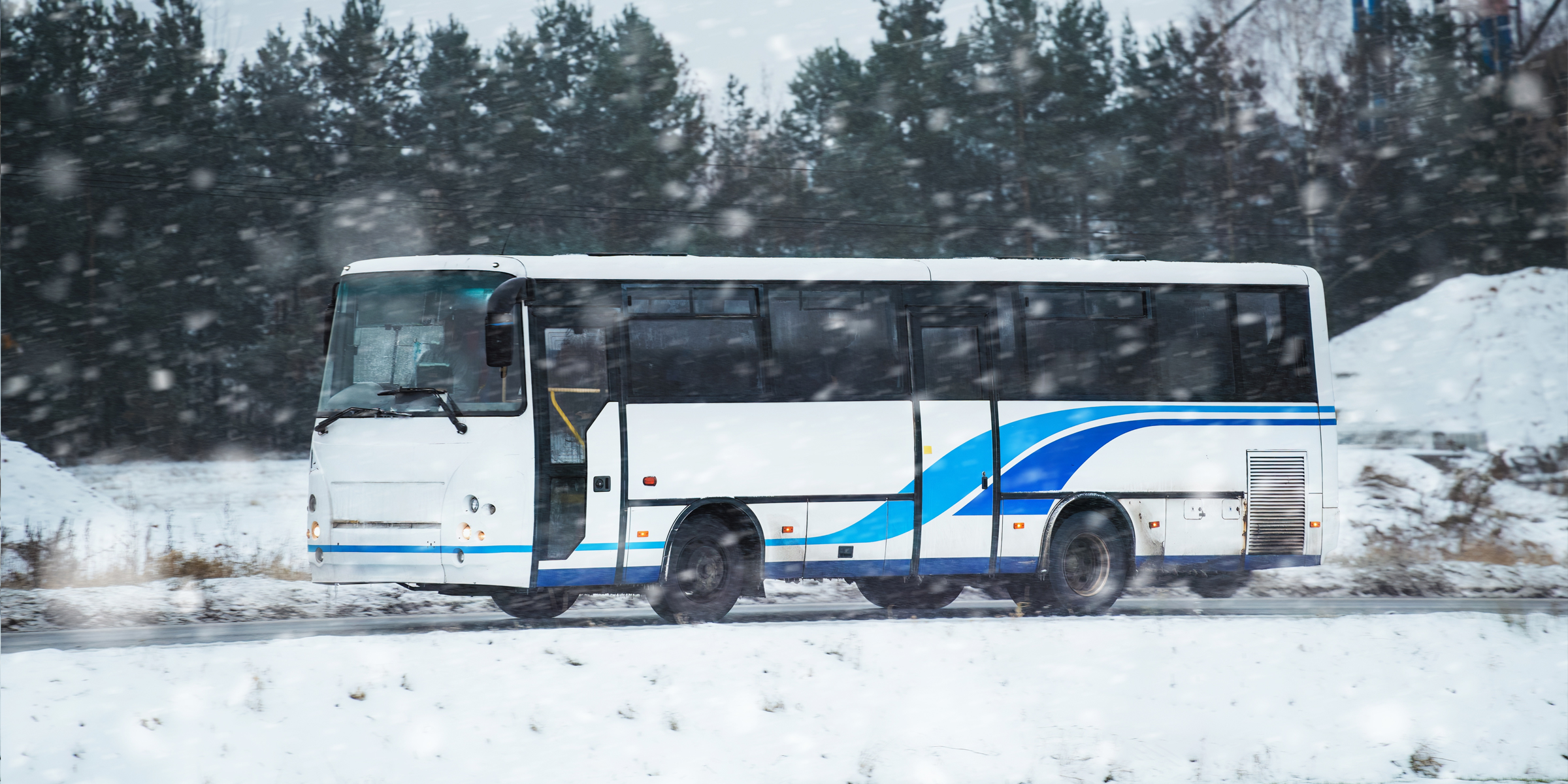 Un bus dans une tempête de neige | Source : Shutterstock