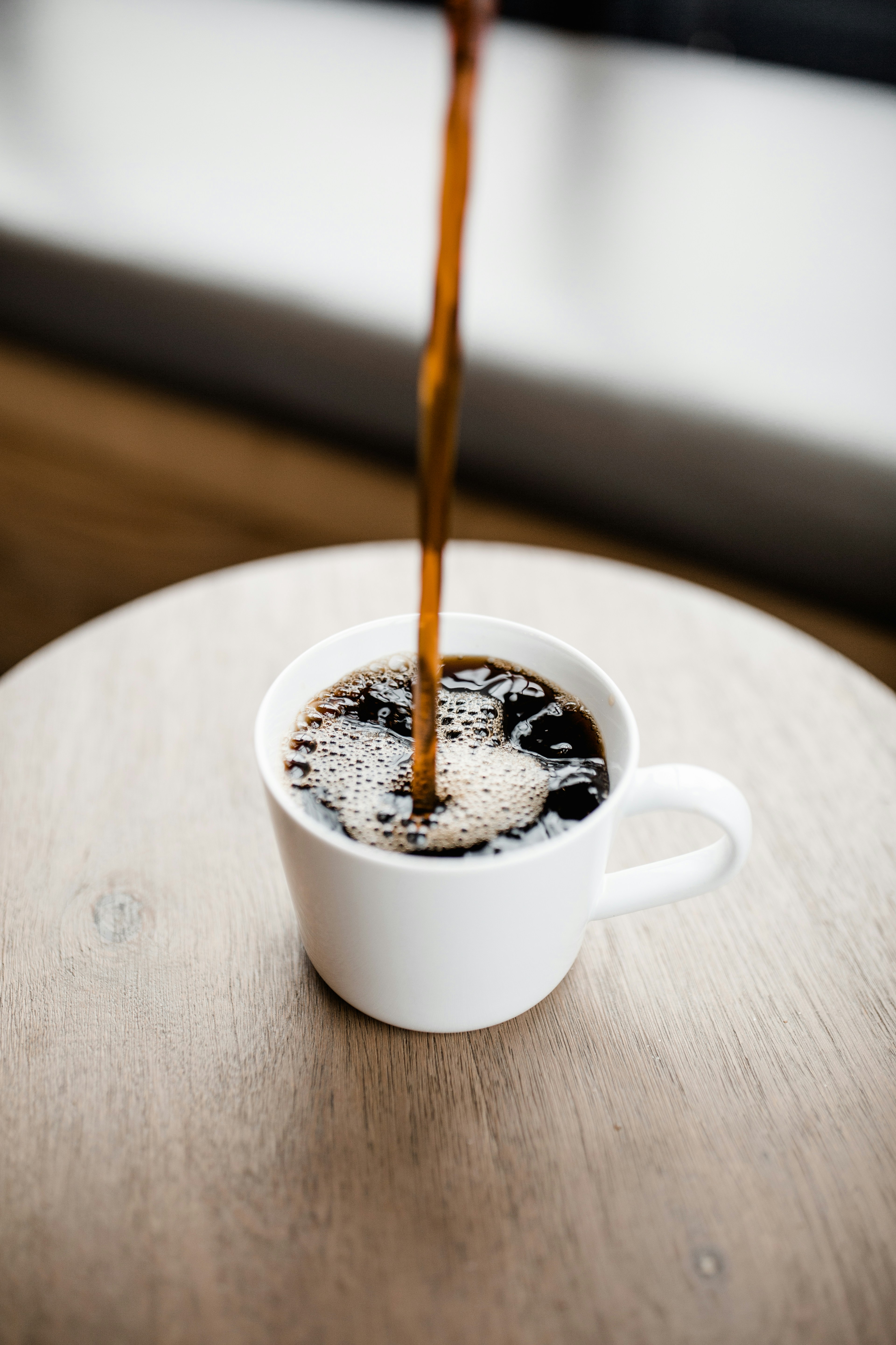 Une tasse de café en train d'être versée | Source : Unsplash