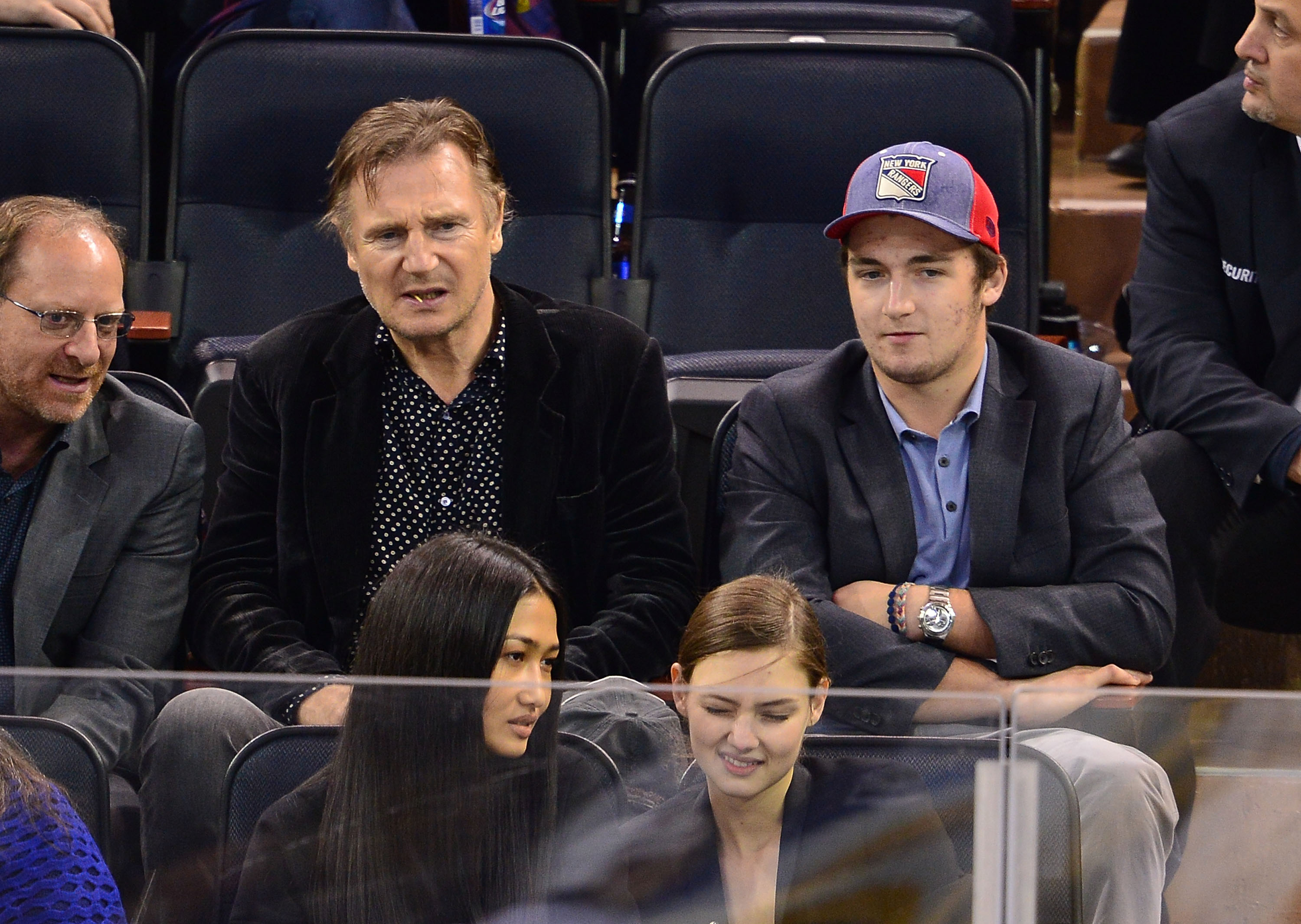 Liam et Daniel Neeson assistent au match opposant les New York Islanders aux New York Rangers le 14 octobre 2014 | Source : Getty Images