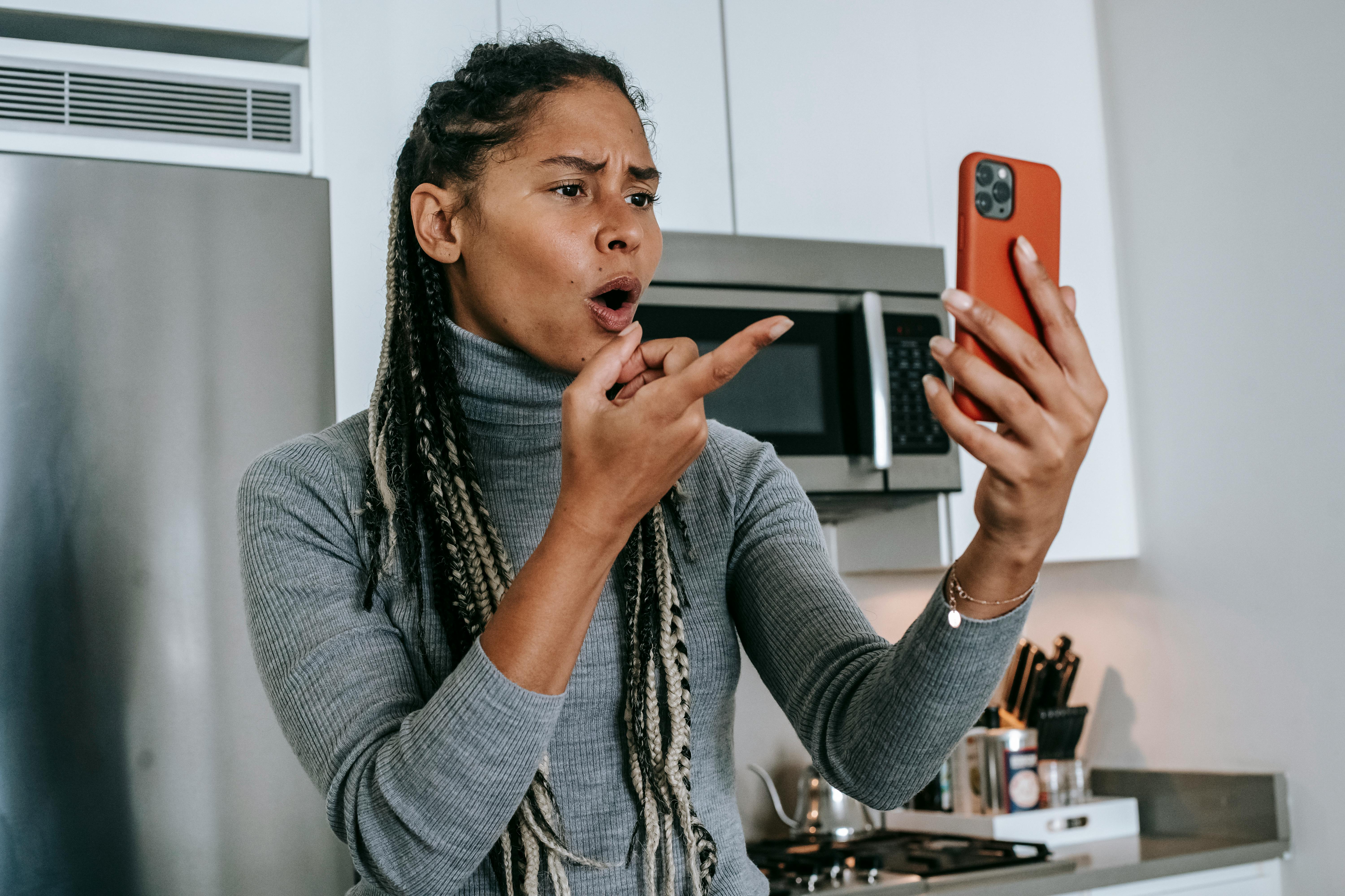 Une femme en colère qui parle au téléphone | Source : Pexels