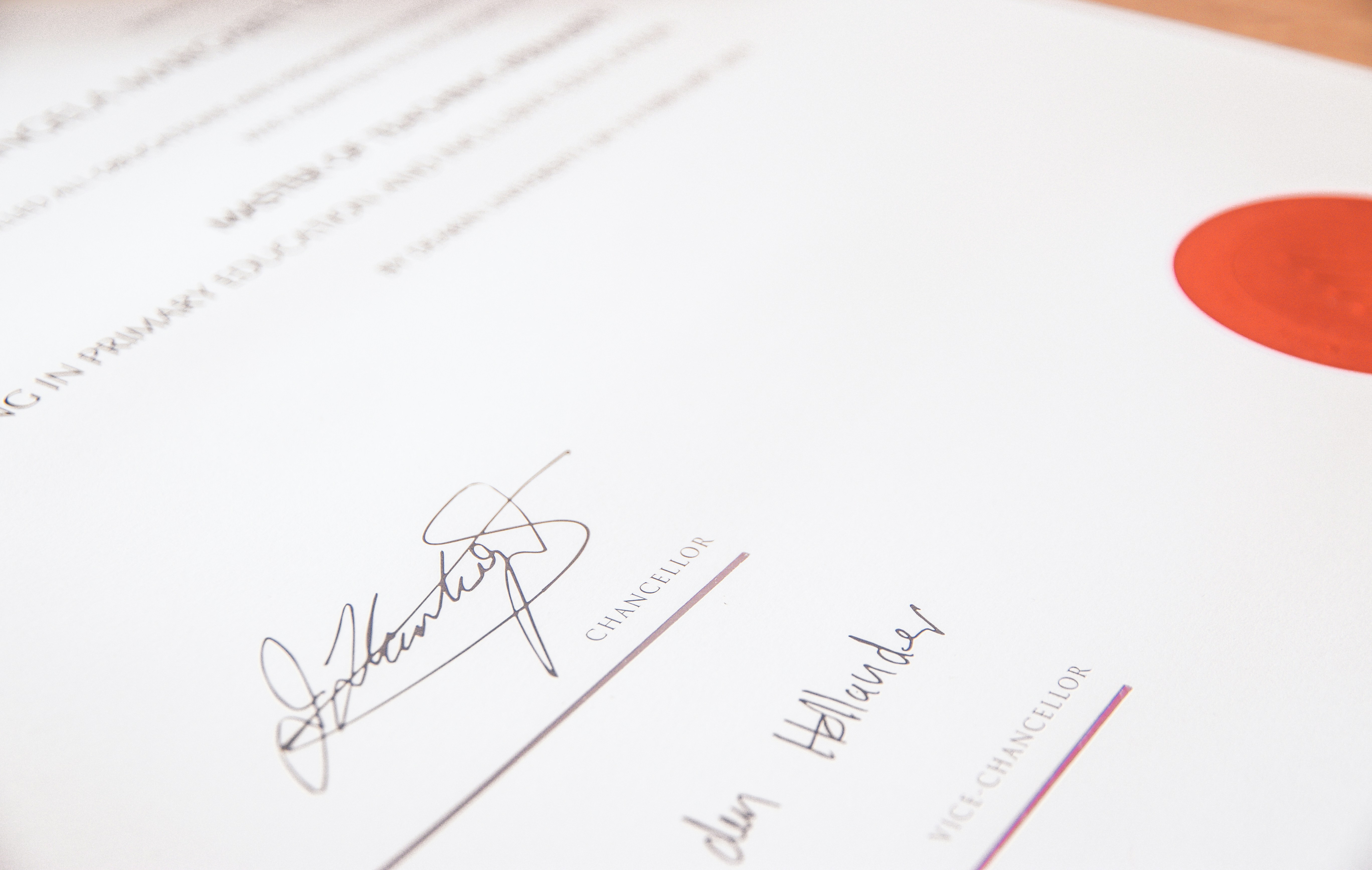 Gros plan sur un document signé | Source : Unsplash