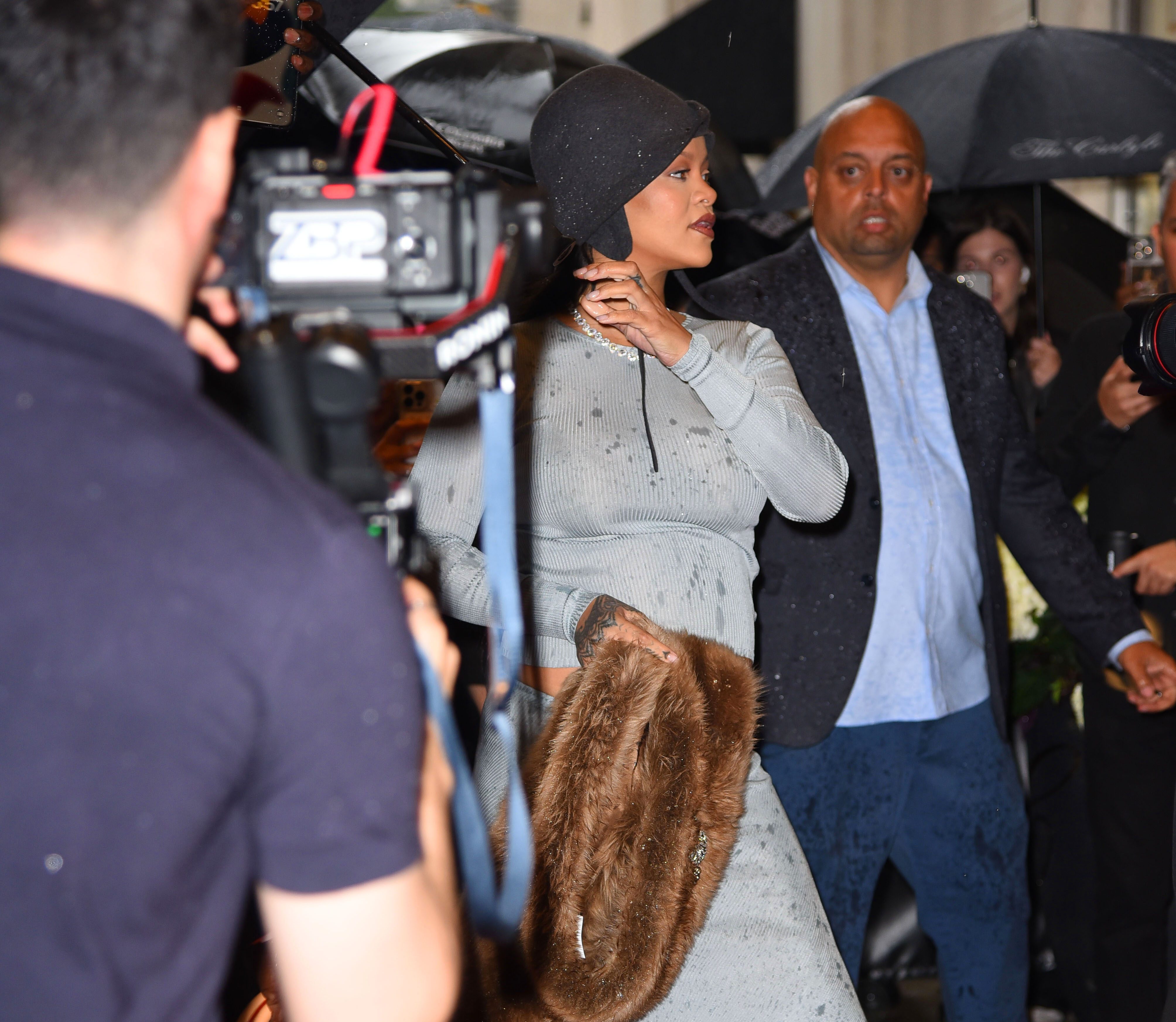Rihanna à l'hôtel Carlyle avant le Met Gala 2025 à New York | Source : Getty Images