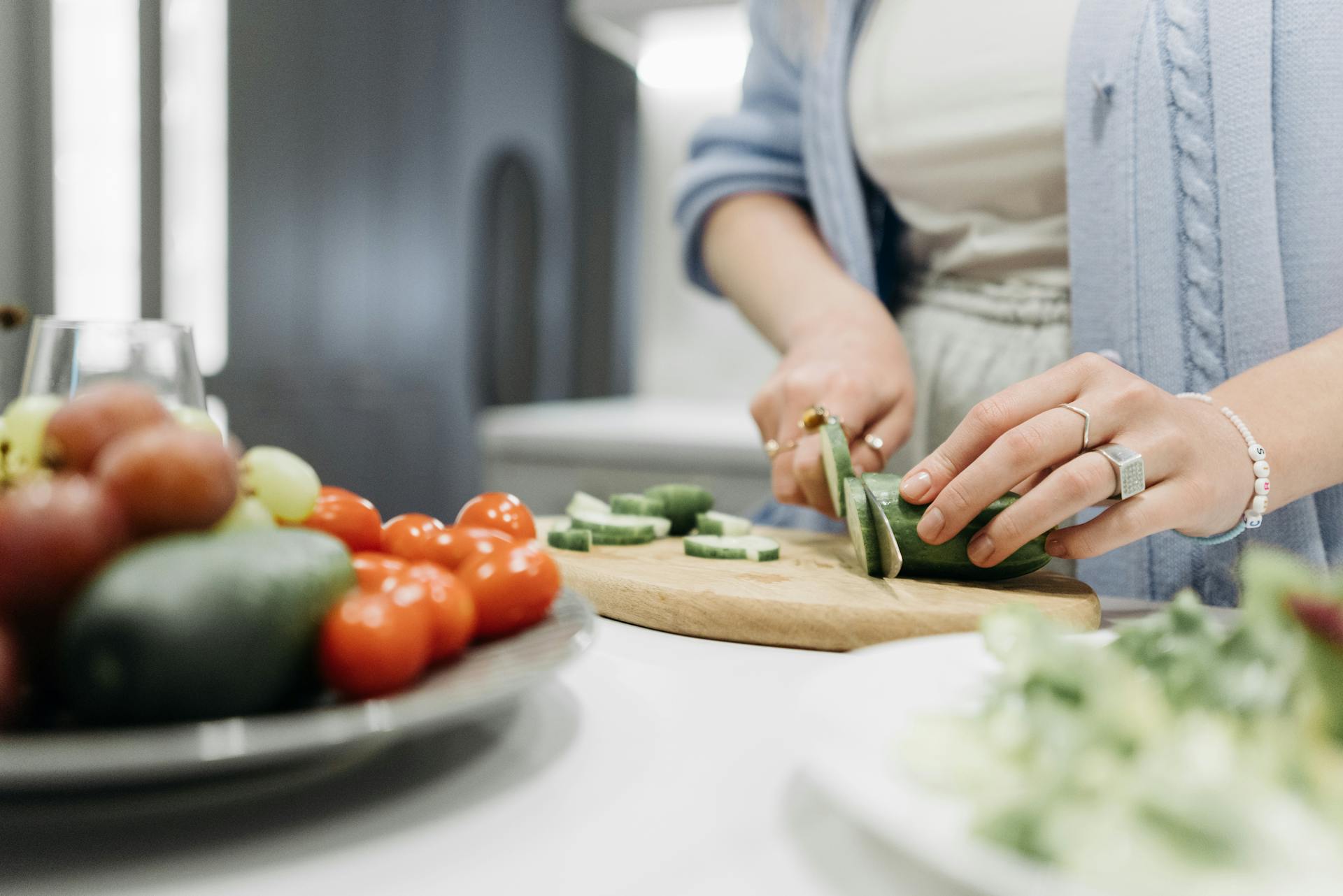 Une femme coupe des légumes | Source : Pexels