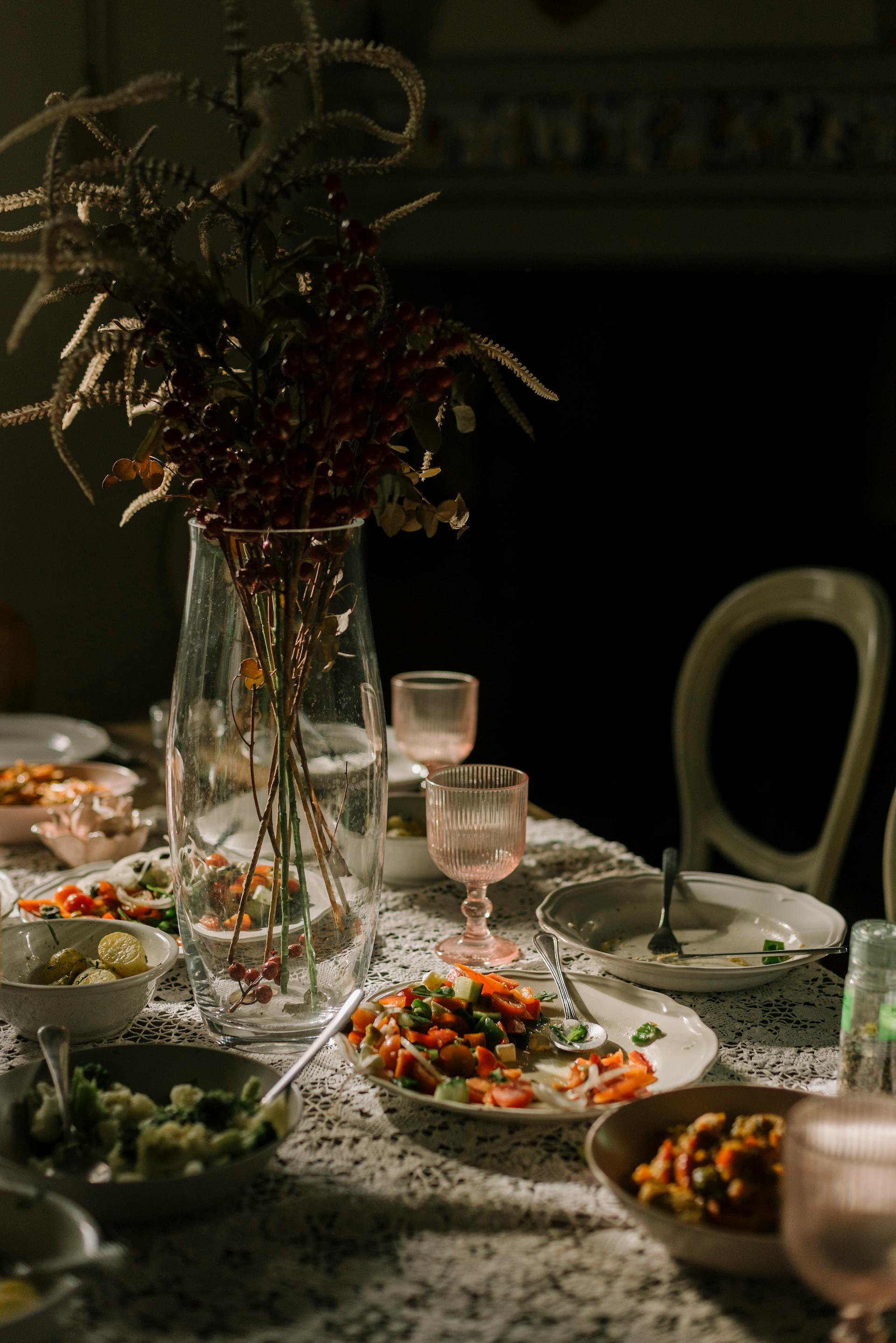 Nourriture inachevée, assiettes et verres posés sur une table de dîner | Source : Pexels