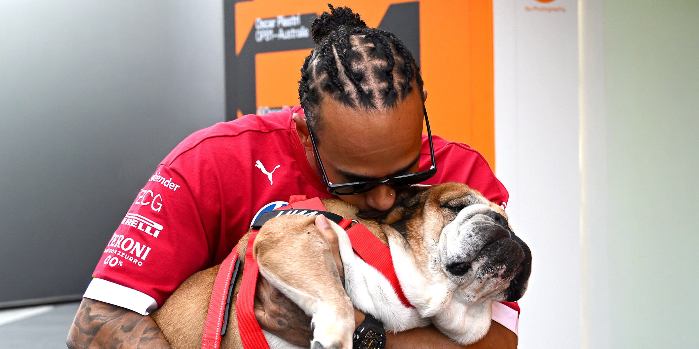 Lewis Hamilton et Roscoe | Source : Getty Images