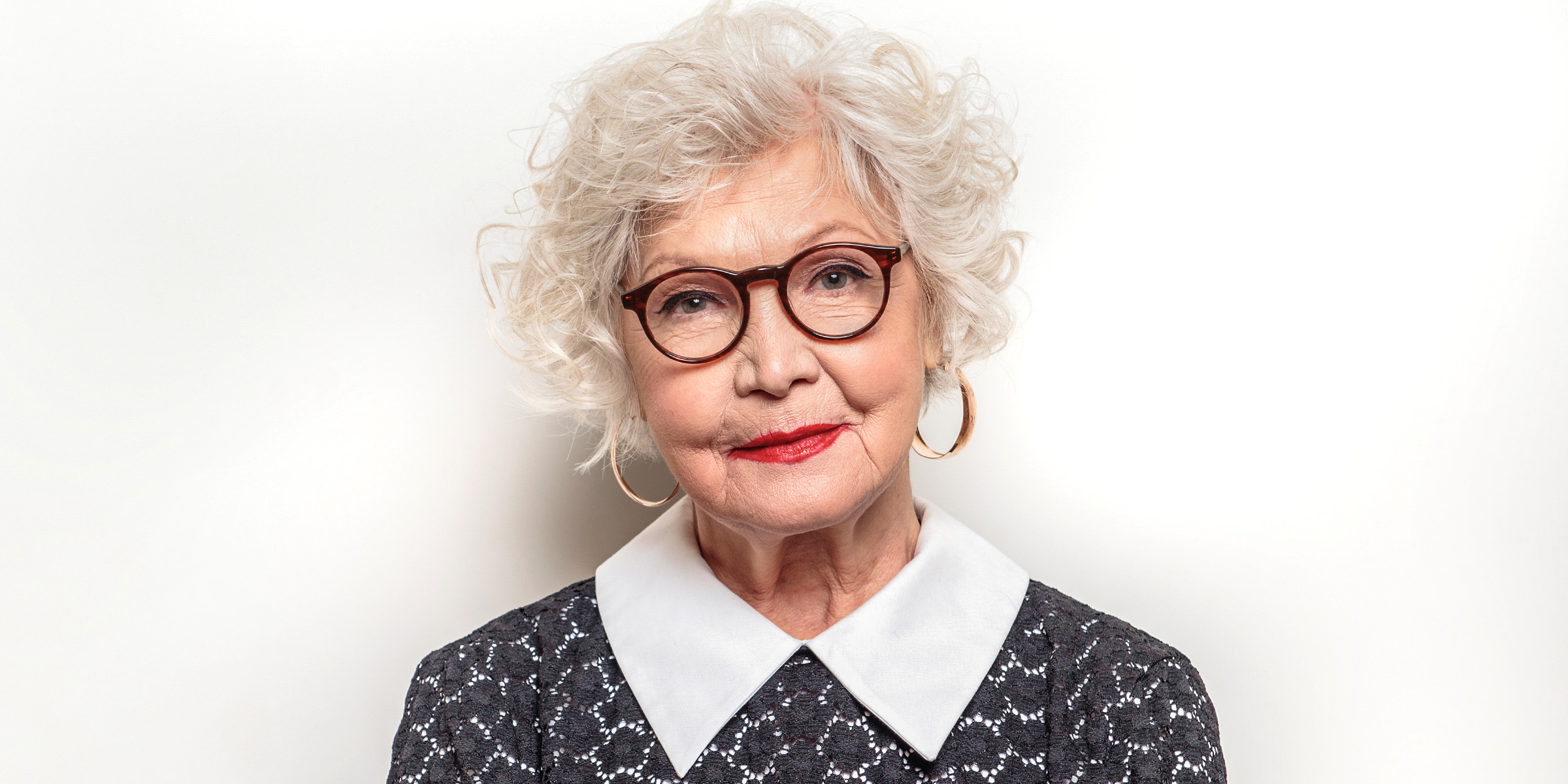 Une femme âgée sérieuse | Source : Shutterstock