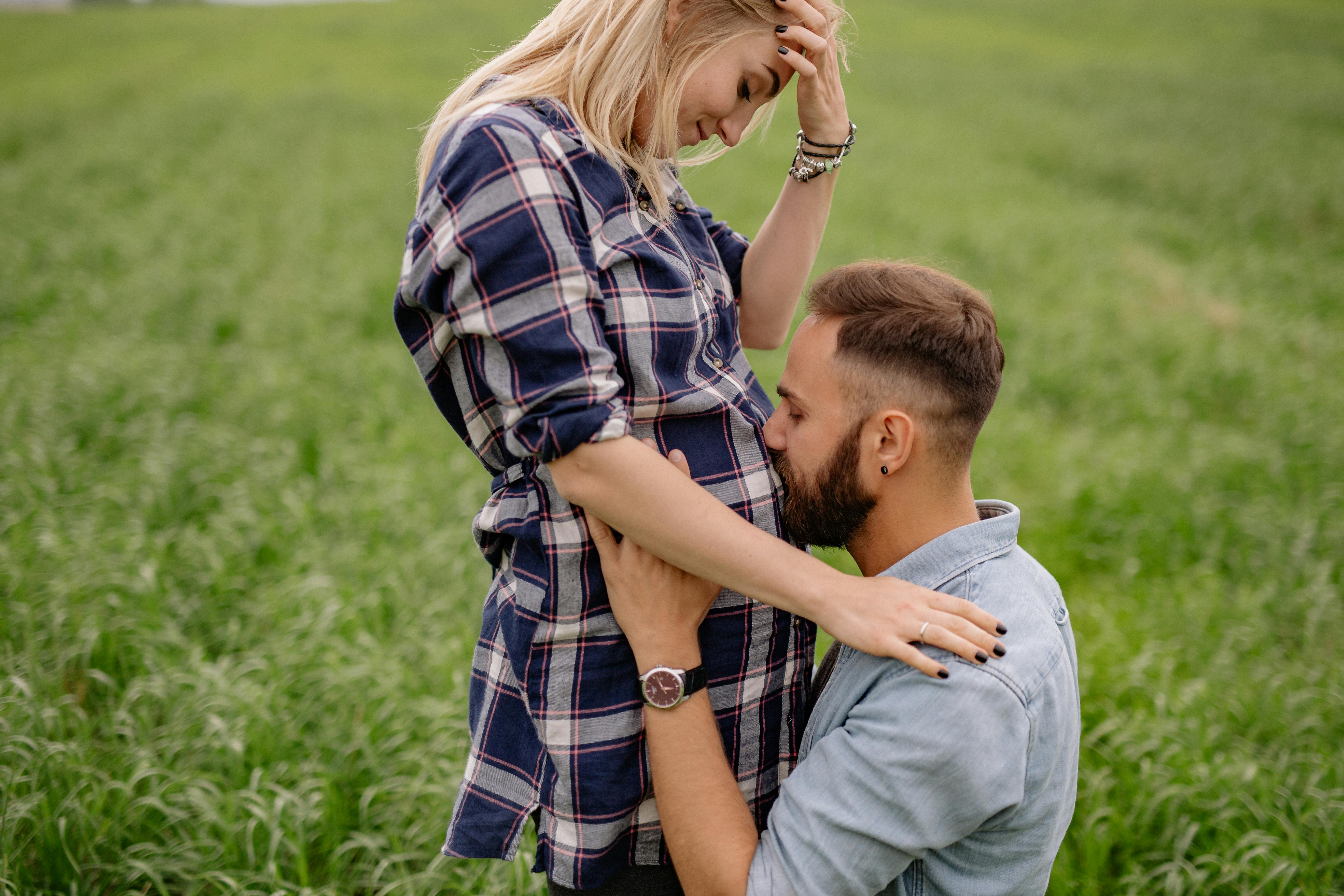 Un homme embrassant le ventre d'une femme enceinte | Source : Pexels