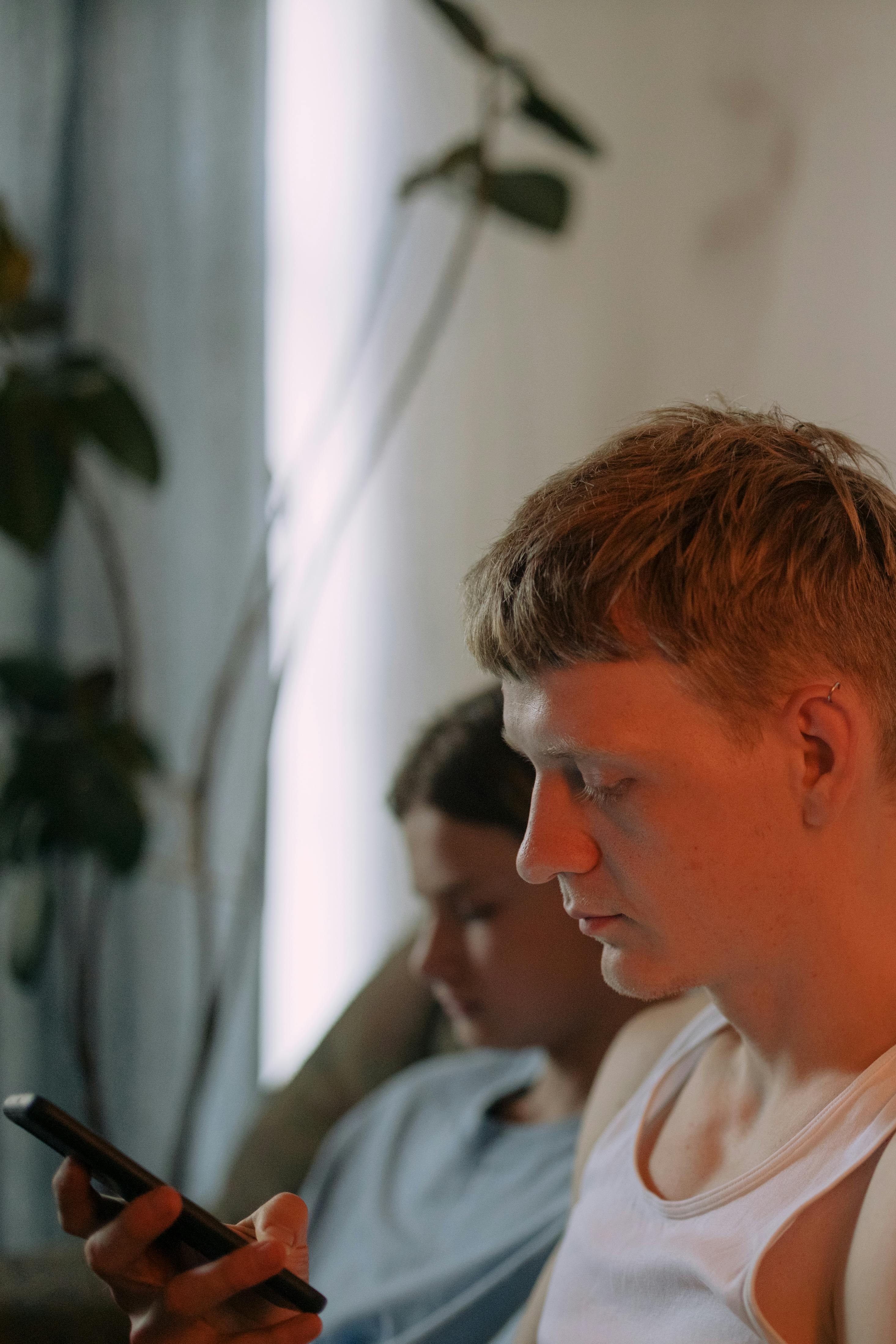 Un homme sérieux qui regarde son téléphone | Source : Pexels