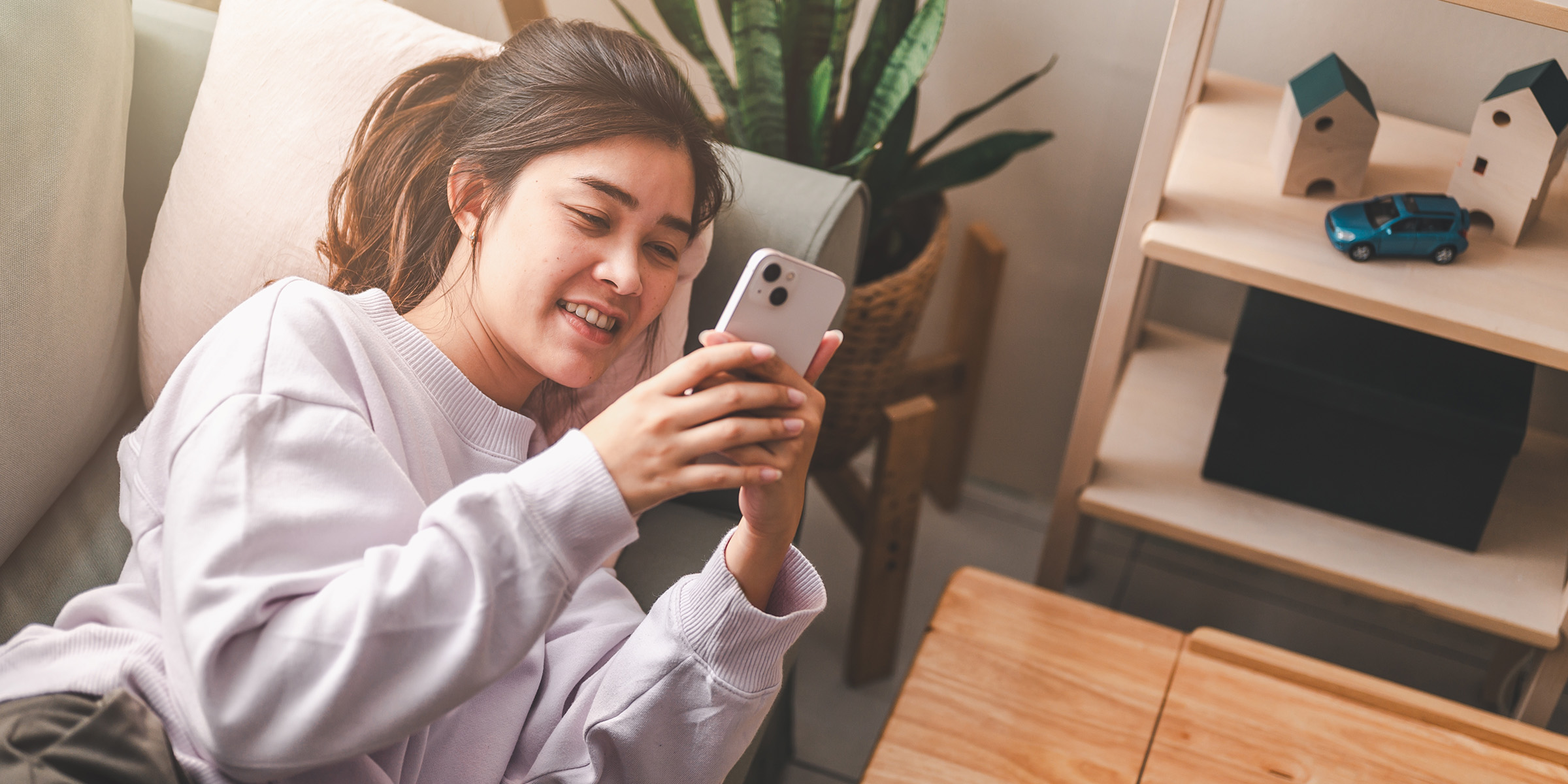 Une femme utilisant son téléphone | Source : Shutterstock