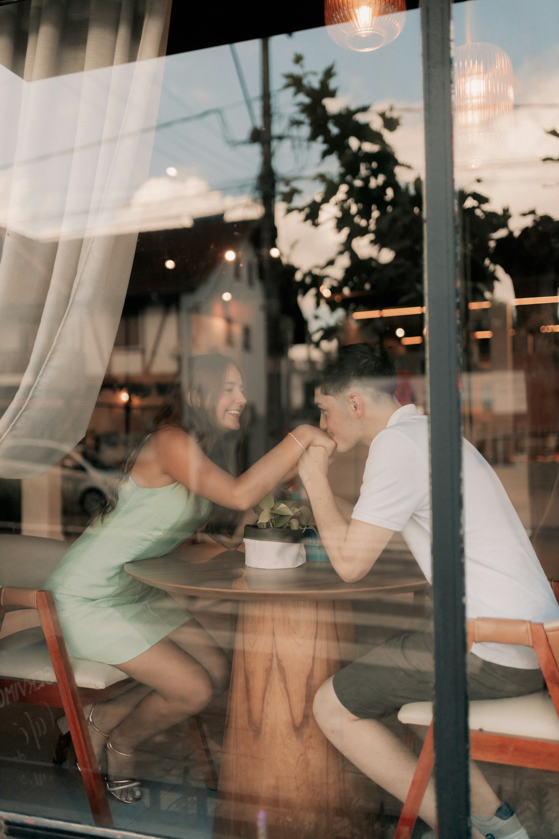 Un couple romantique dans un restaurant | Source : Unsplash