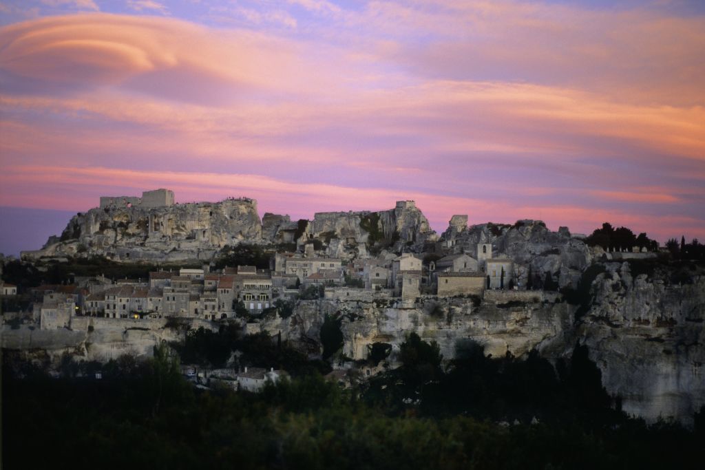 Dans les Bouches-du-Rhône, les Baux-de-Provence, au cœur du parc naturel régional des Alpilles, sont l'un des plus beaux villages de France. On les voit au coucher du soleil depuis le Val d'Enfer, en Provence. | Source : Getty Images
