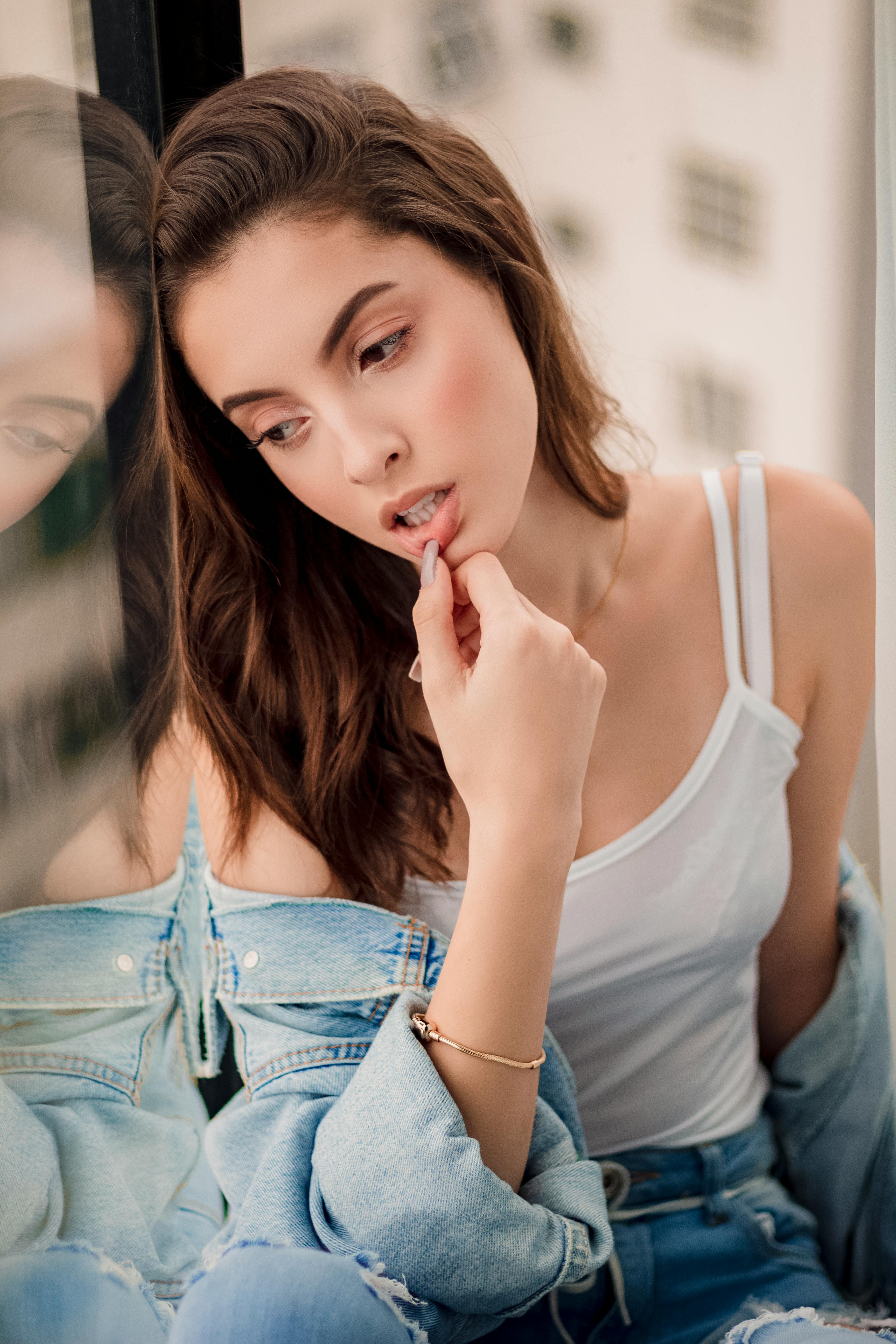 Une femme qui regarde par la fenêtre | Source : Pexels