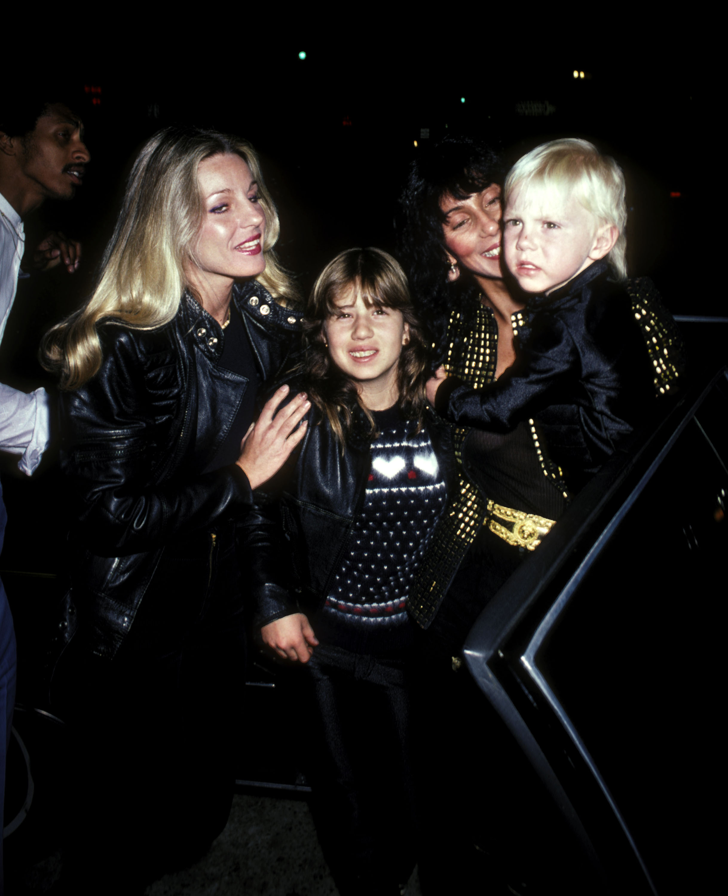 Cher, sa fille Chastity Bono, son fils Elijah Blue Allman et sa sœur Georgianne LaPierre assistent à la première représentation de « The Rocky Horror Picture Show » le 24 février 1981 | Source : Getty Images