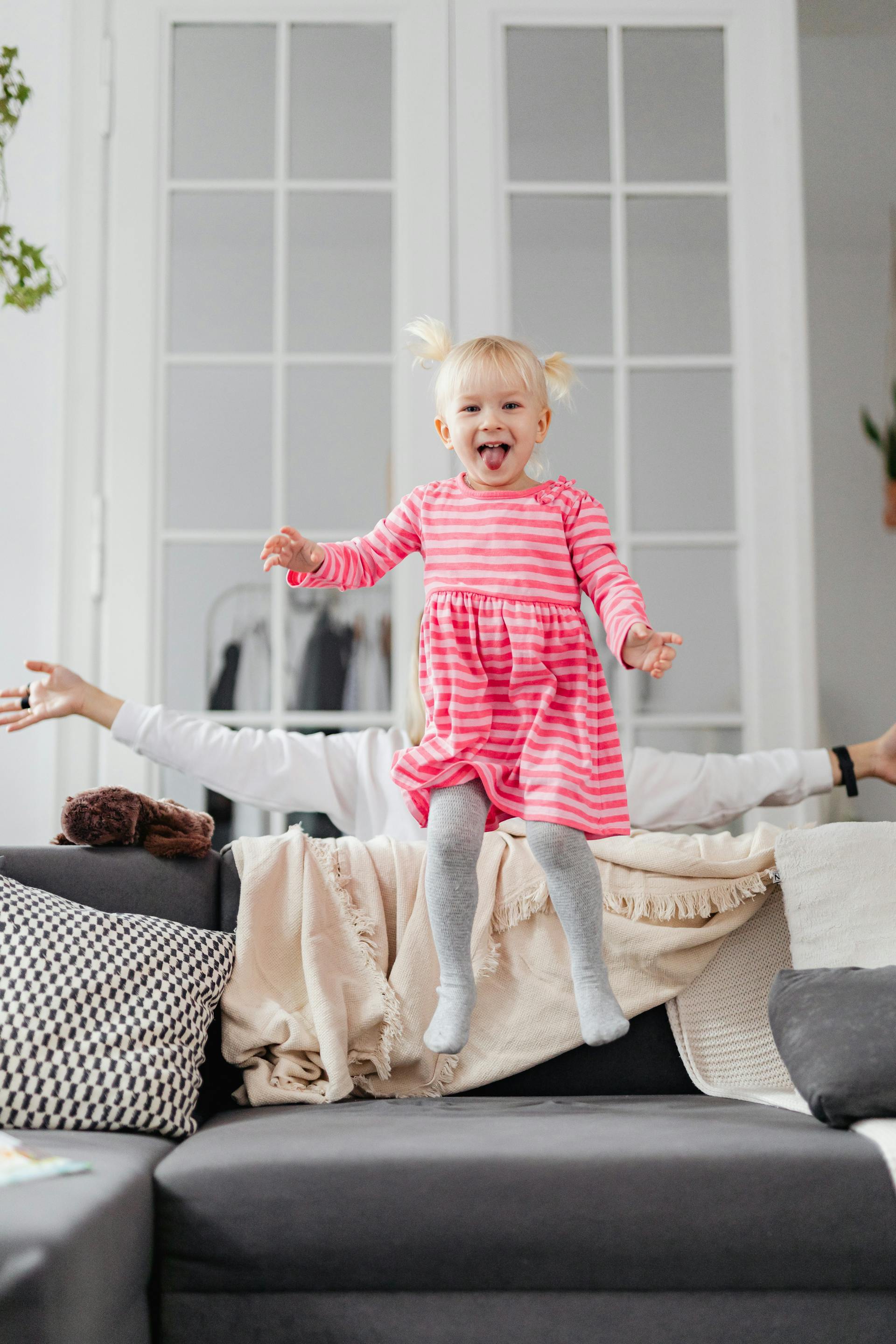 Une petite fille sautant sur un canapé | Source : Pexels