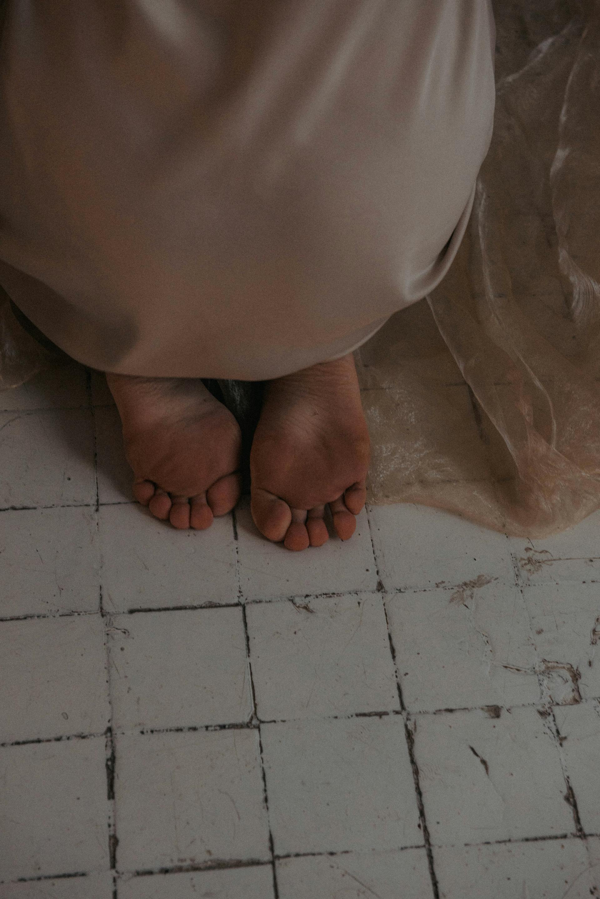 Une femme agenouillée sur un sol | Source : Pexels