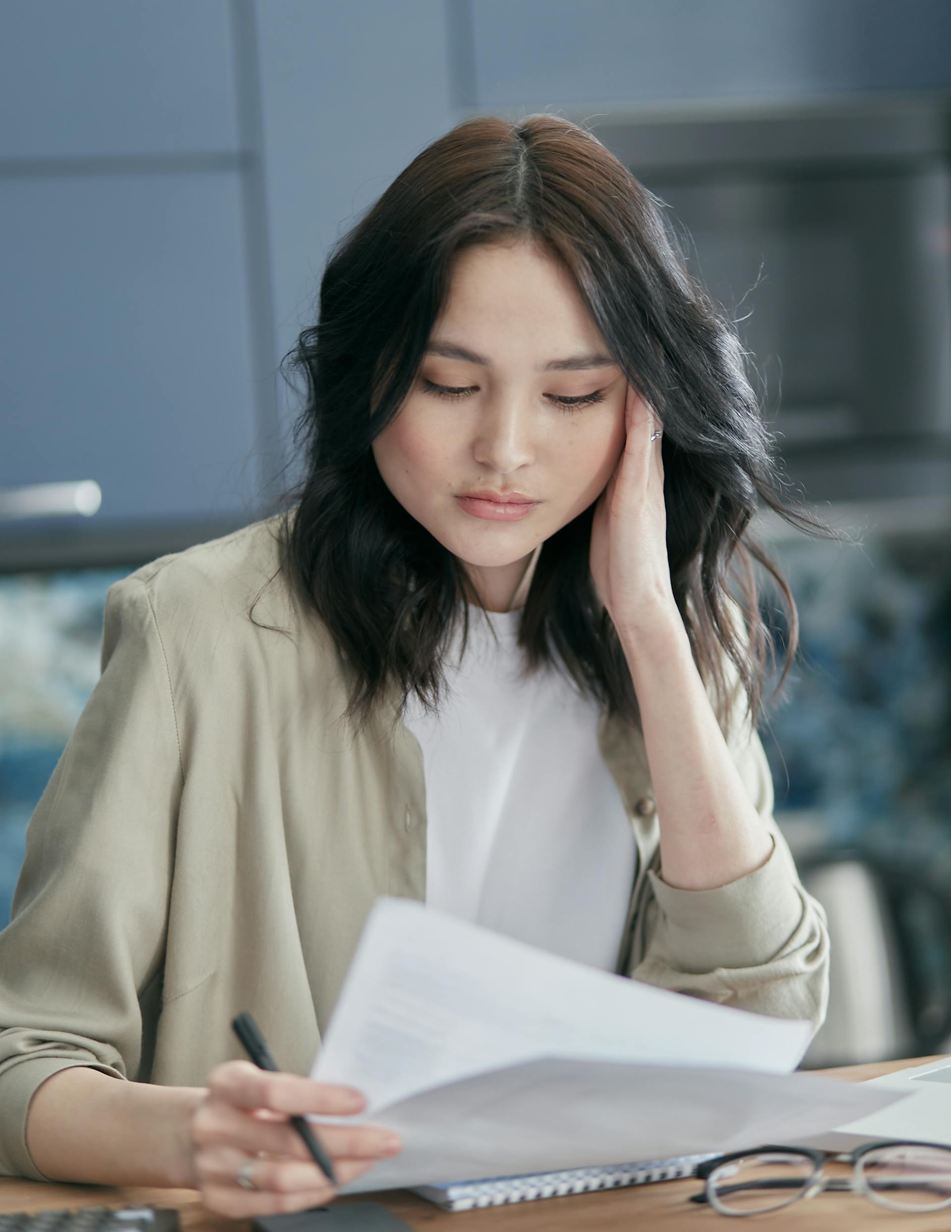 Une femme qui regarde fixement un billet | Source : Pexels