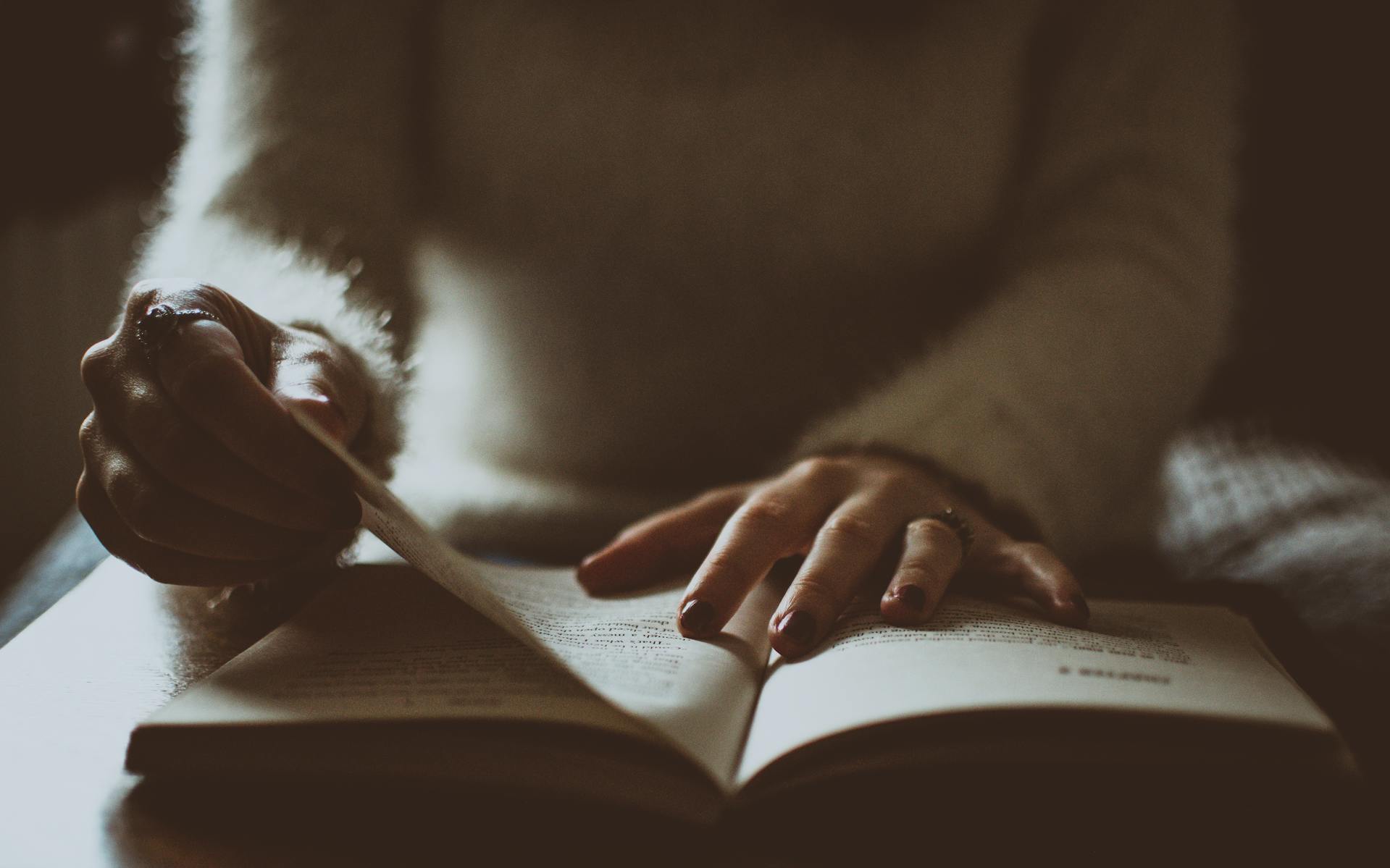 Une femme tournant la page d'un livre | Source : Pexels