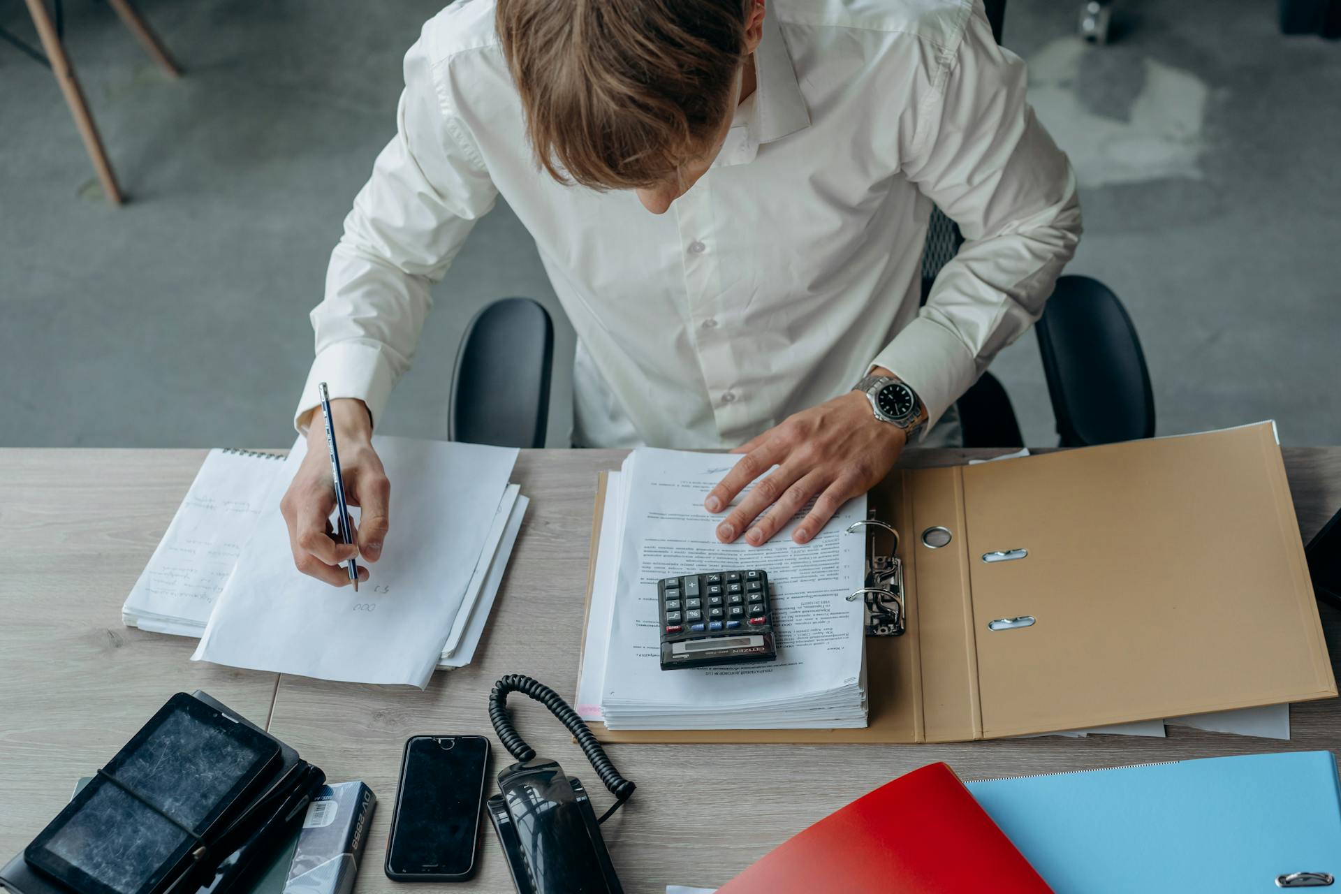 Un homme travaillant au bureau | Source : Pexels