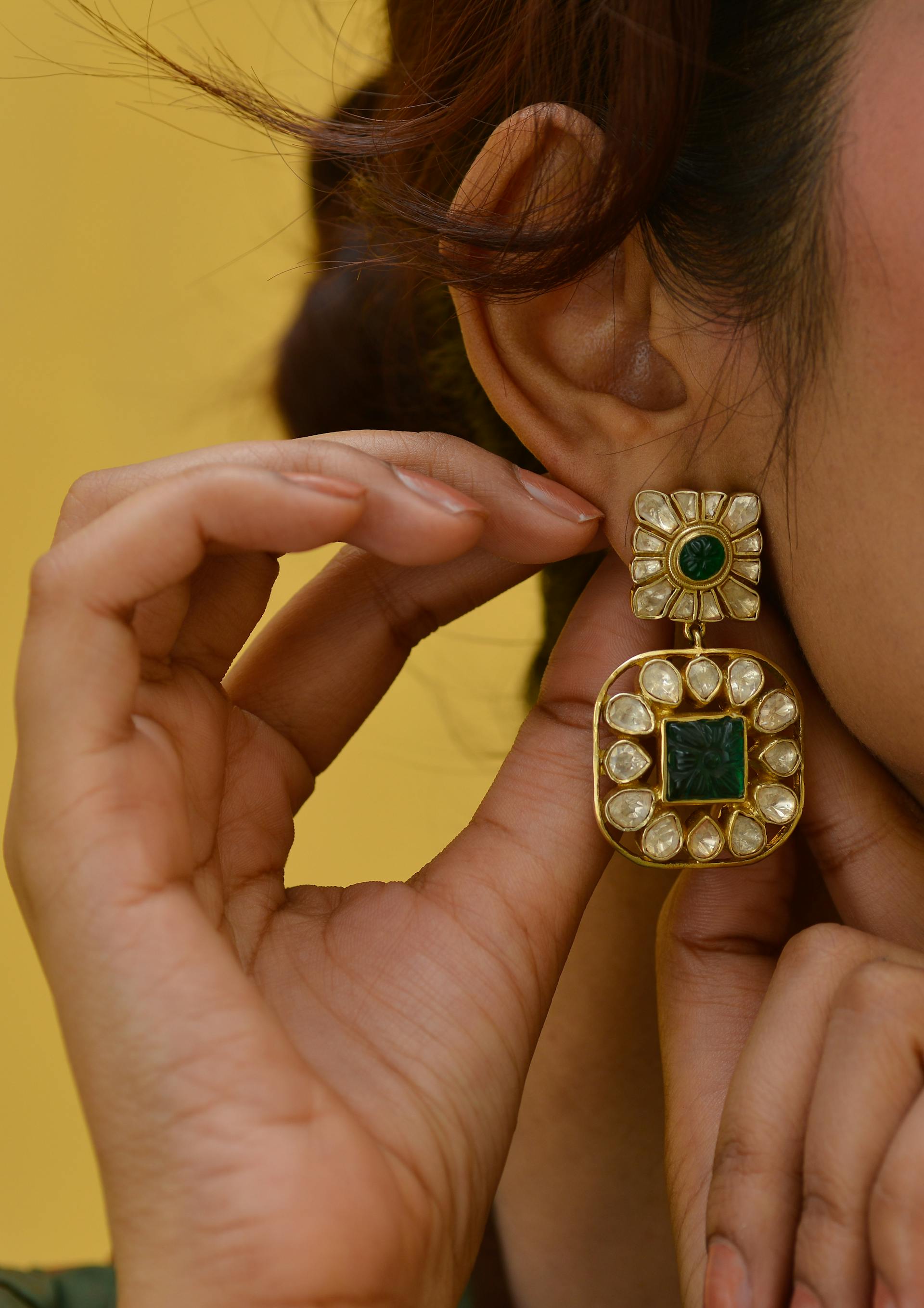 Gros plan d'une femme portant une boucle d'oreille | Source : Pexels