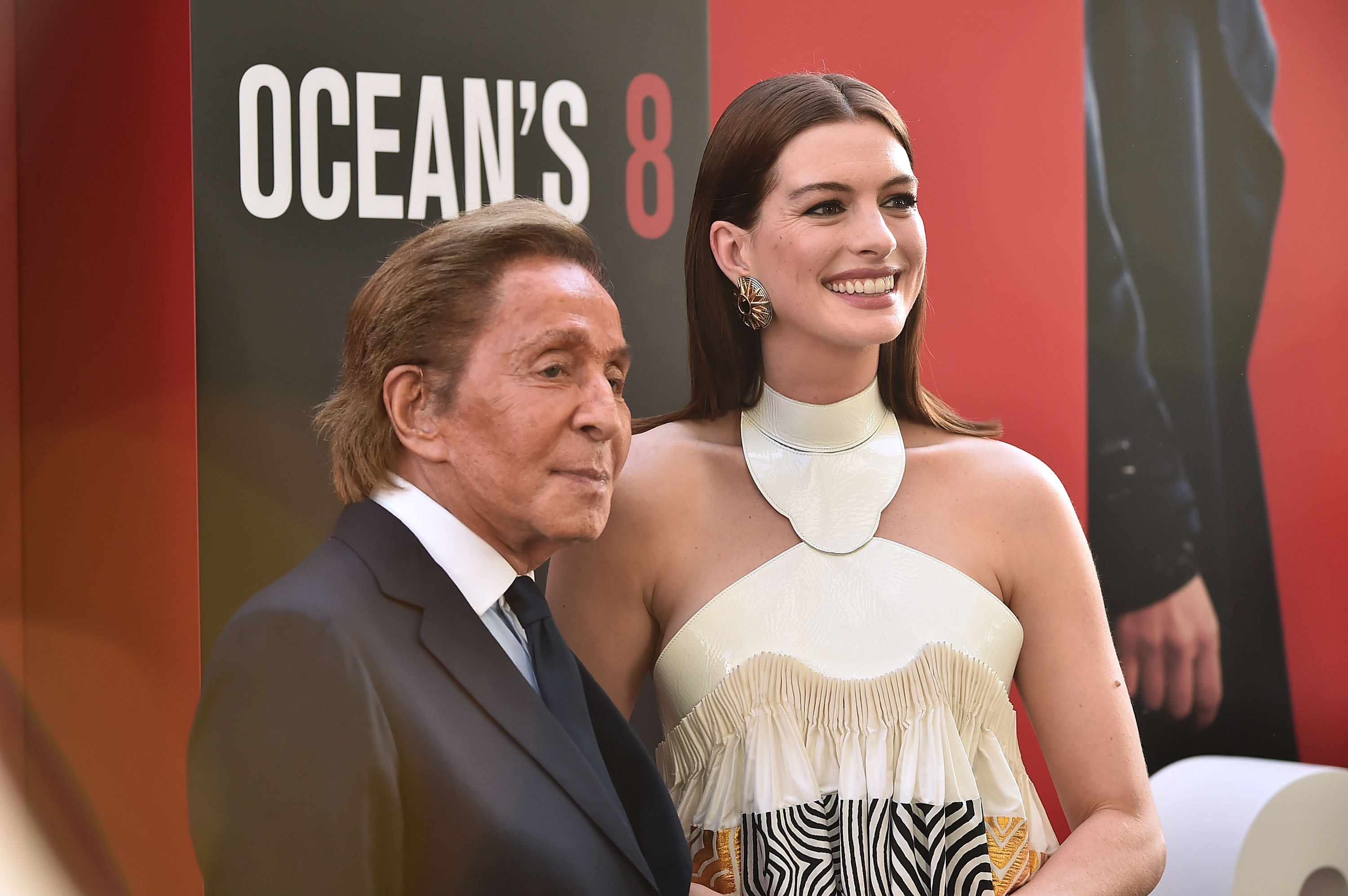 Valentino Garavani avec Anne Hathaway lors de la première mondiale du film « Ocean's 8 » à New York, le 5 juin 2018 | Source : Getty Images