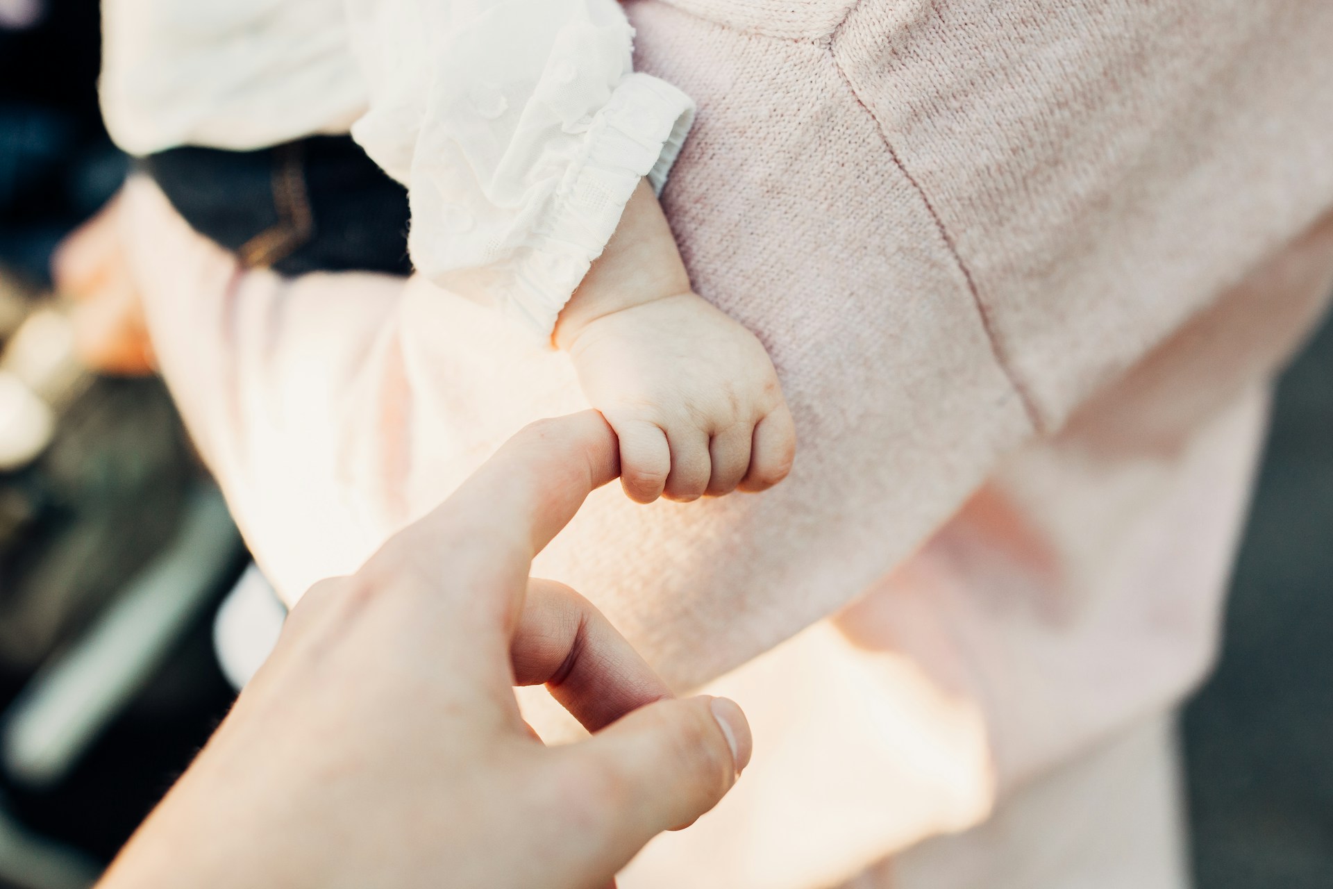 Un couple avec leur bébé | Source : Unsplash