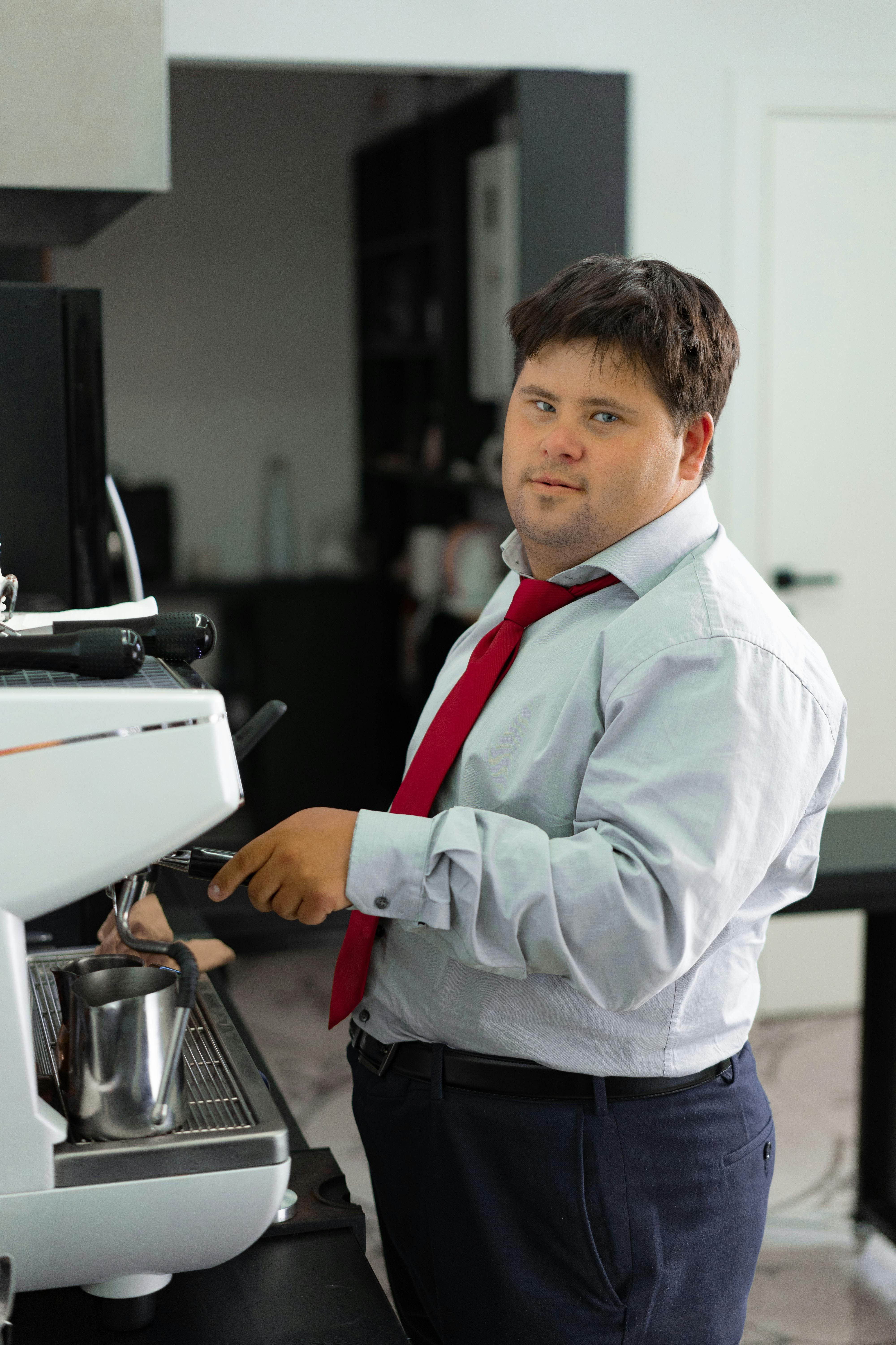 Un homme préparant du café | Source : Pexels