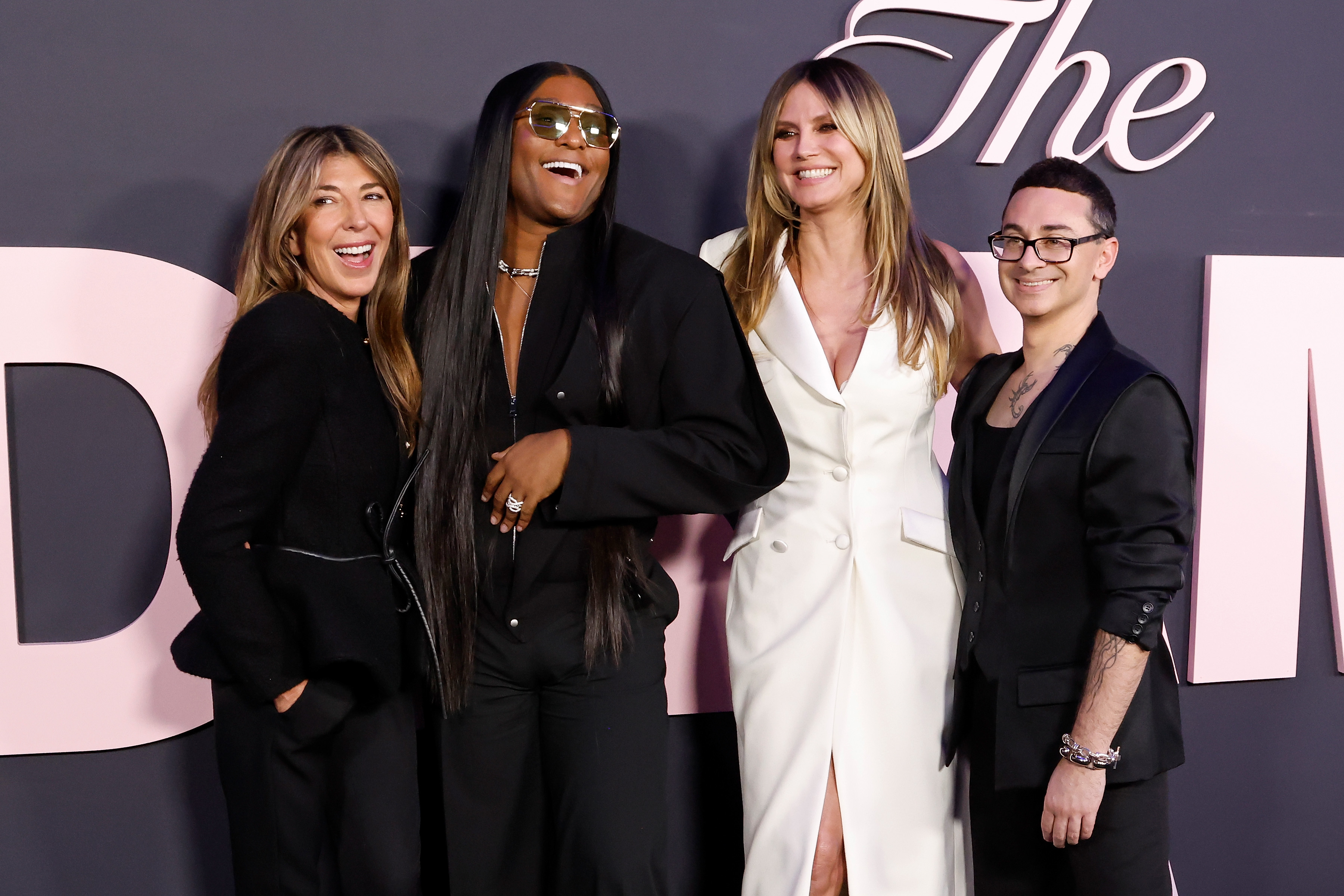 Nina García, Law Roach, Heidi Klum et Christian Siriano partagent un moment de bonne humeur ensemble alors que le « Project Runway » team prepares for another season of high-stakes fashion competition. | Source : Getty Images