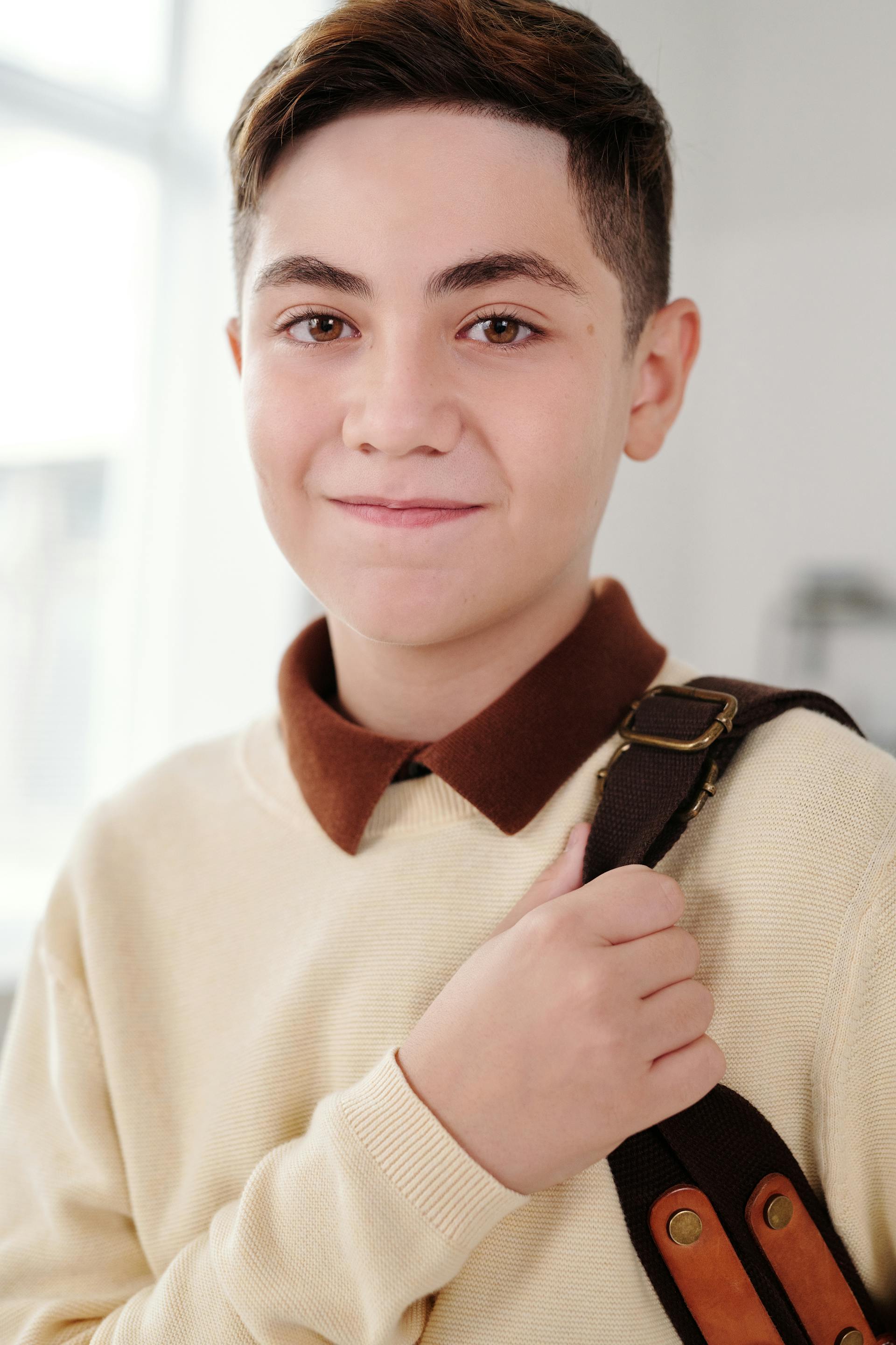 Un jeune garçon avec un sac à dos | Source : Pexels