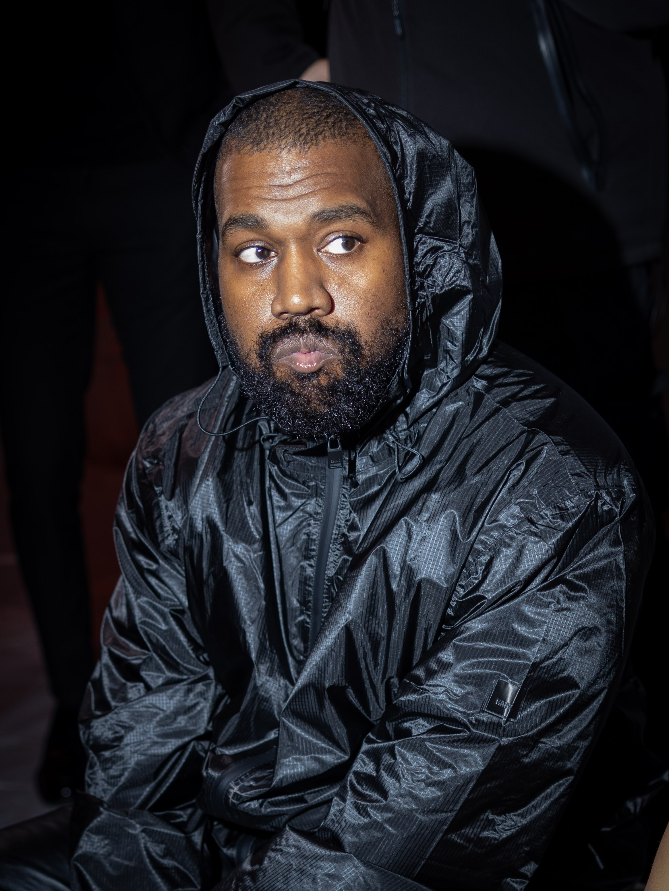 Kanye West assis au premier rang du défilé Marni lors de la Fashion Week de Milan Automne/Hiver 2024-2025 en Italie, le 23 février 2024 | Source : Getty Images