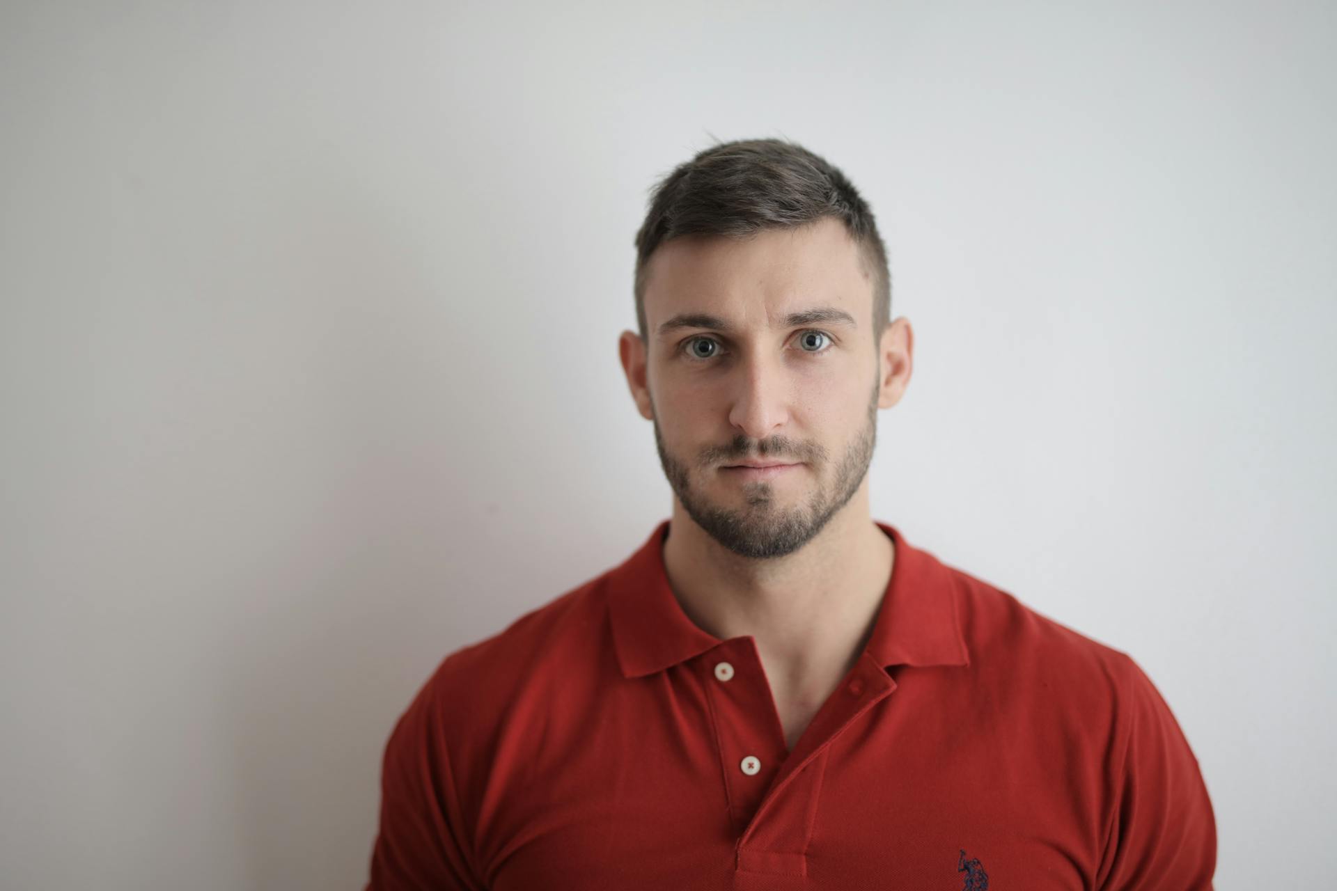 Un homme au visage impassible | Source : Pexels