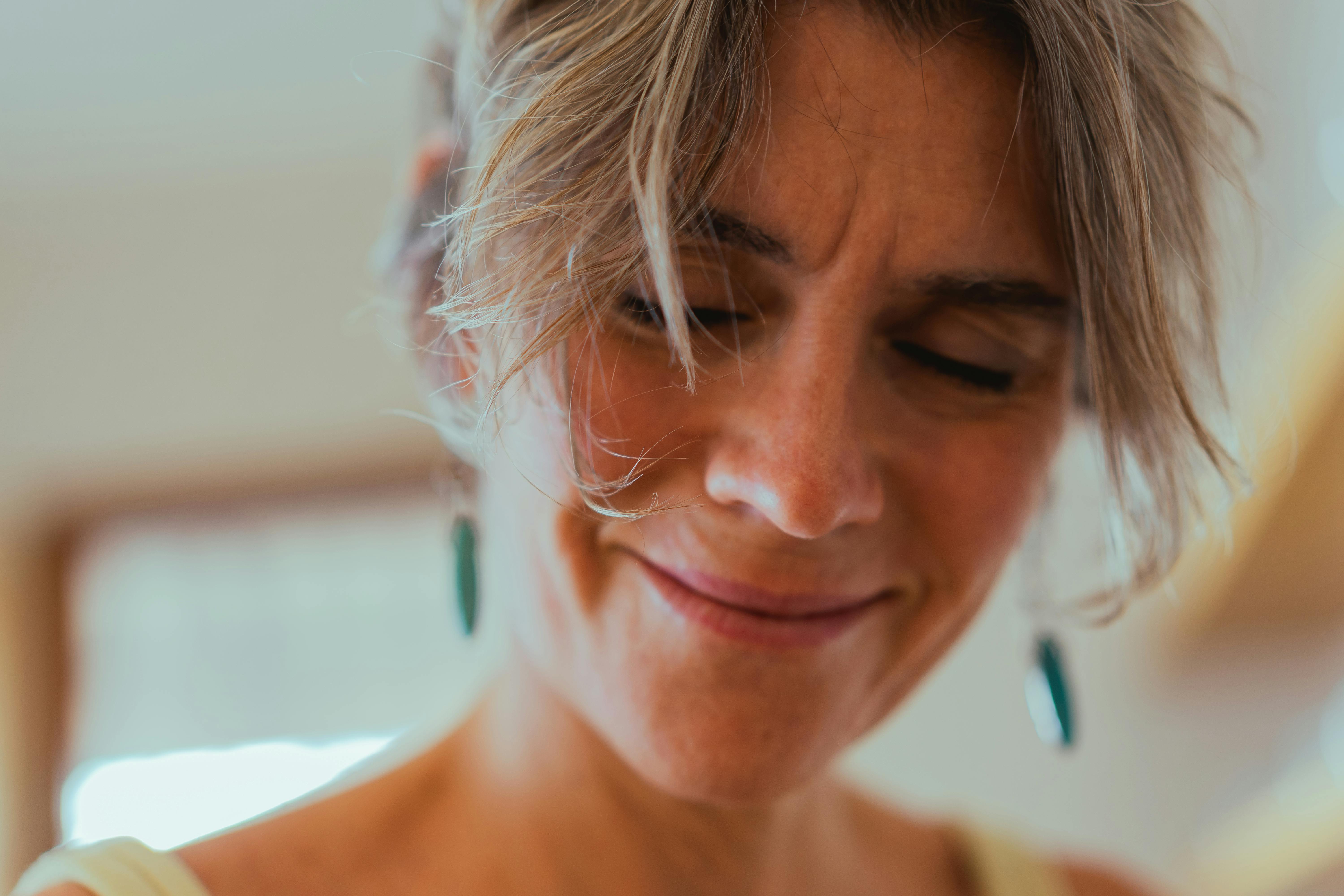 Une femme agacée qui sourit | Source : Pexels