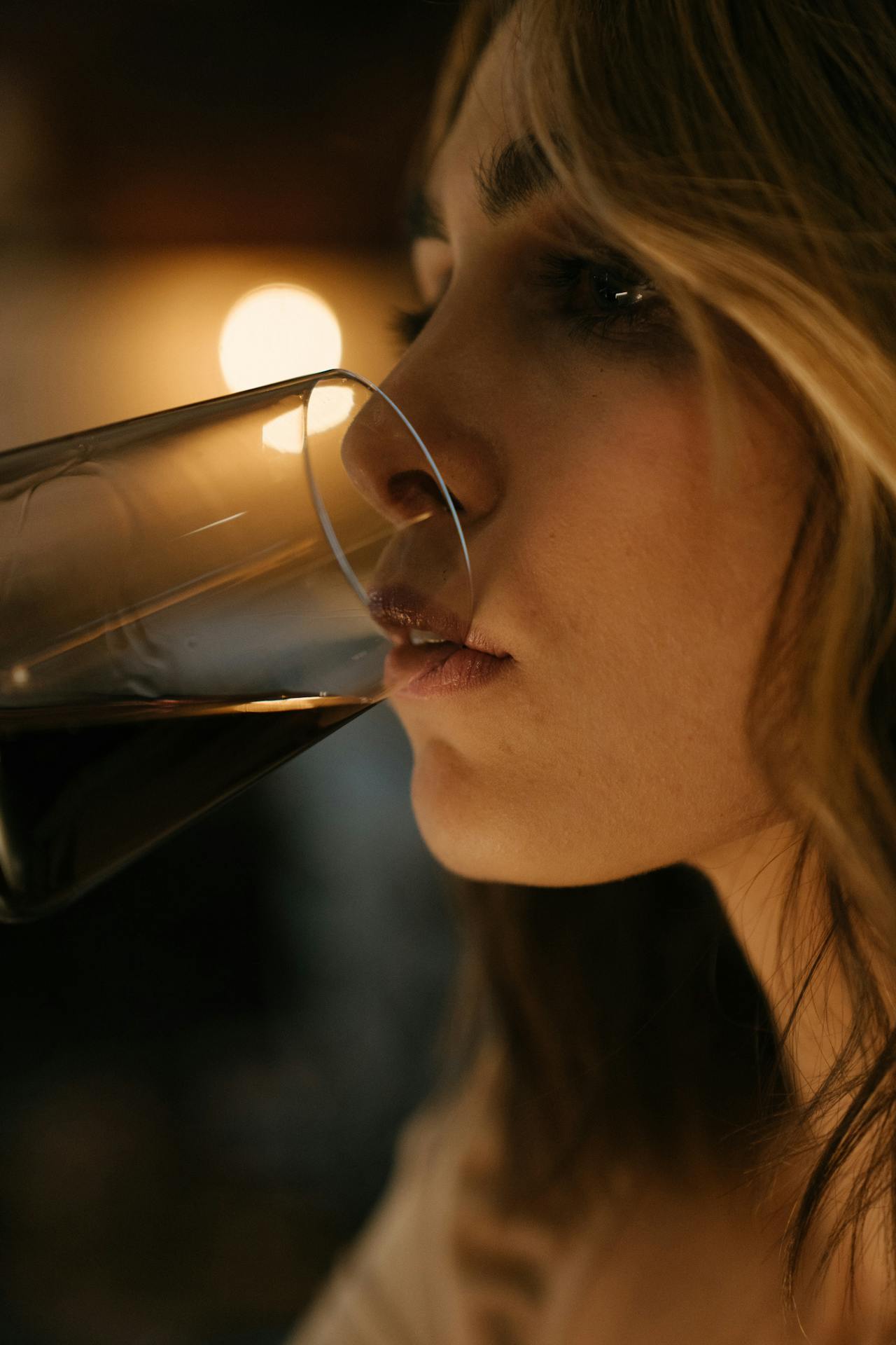 Une femme buvant un verre de vin | Source : Pexels