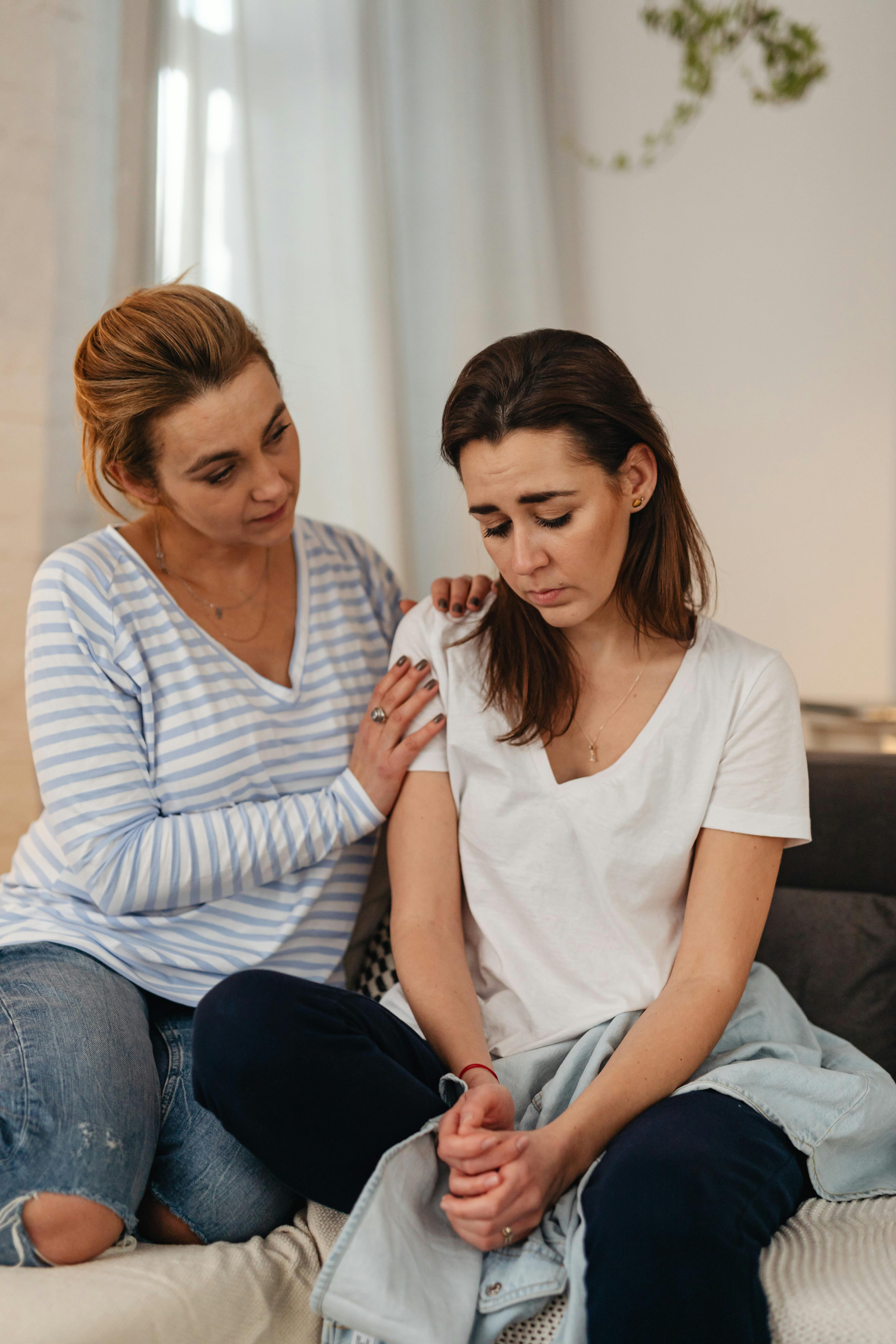 Une mère qui réconforte sa fille | Source : Pexels
