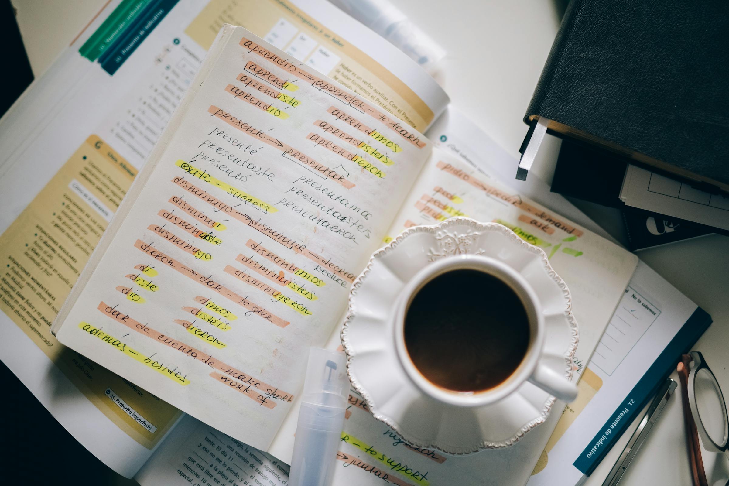 Un cahier et un livre avec des notes sur l'apprentissage de l'espagnol | Source : Pexels