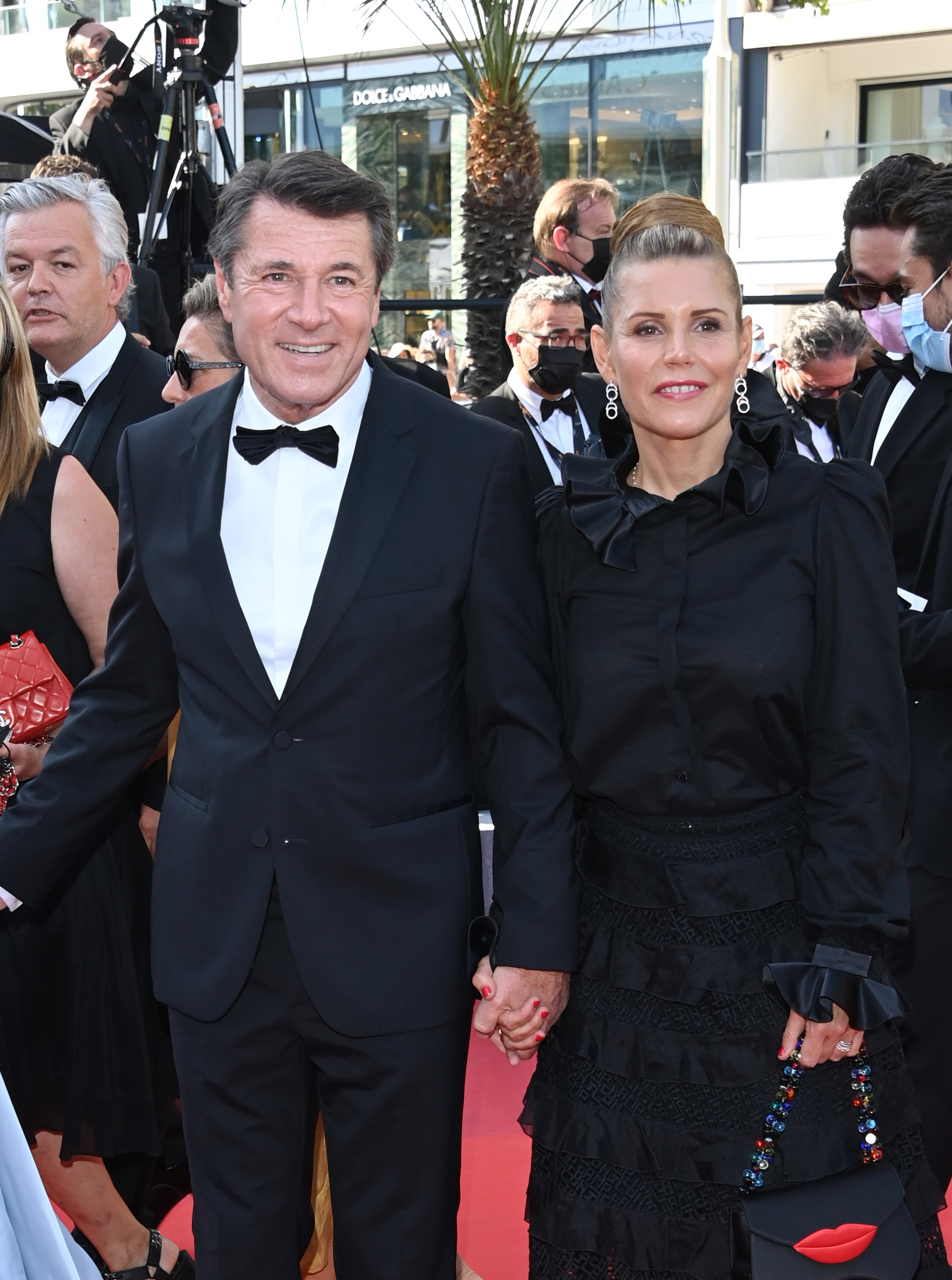 Le maire de Nice, Christian Estrosi (à gauche), et Laura Tenoudji Estrosi assistent à la projection du film « De Son Vivant (Peaceful) » lors du 74e Festival de Cannes, le 10 juillet 2021 à Cannes, en France I Source : Getty Images