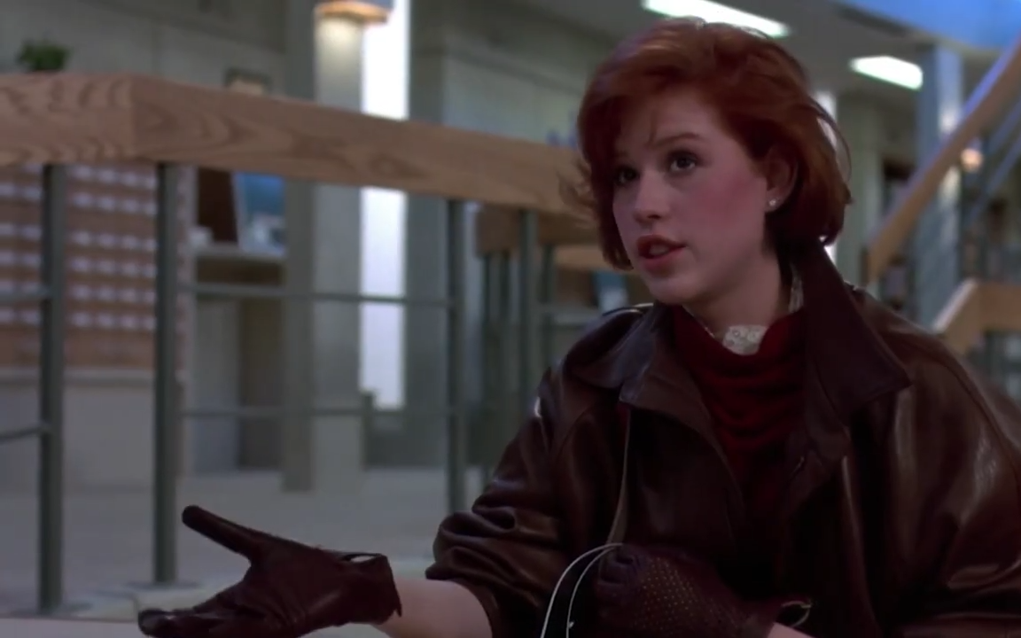 Ringwald a précisé par la suite, lors d'une discussion sur Reddit, qu'il utilisait la méthode d'interprétation pour rester dans la peau de son personnage, ce qui a poussé les autres acteurs à prendre sa défense pour qu'il puisse garder ce rôle emblématique. | Source : YouTube/@TODAY