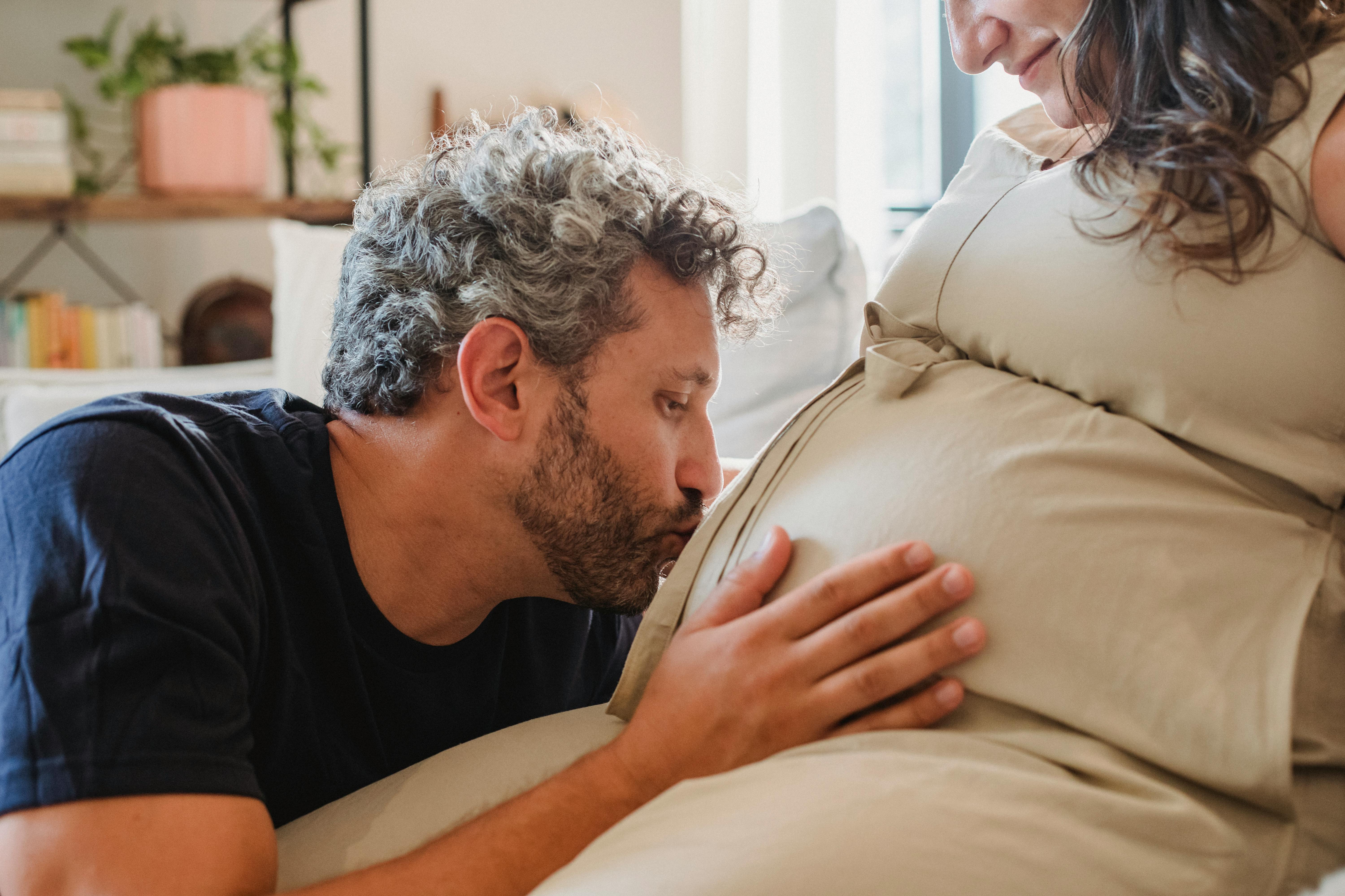 Un homme embrassant le ventre de sa femme | Source : Pexels