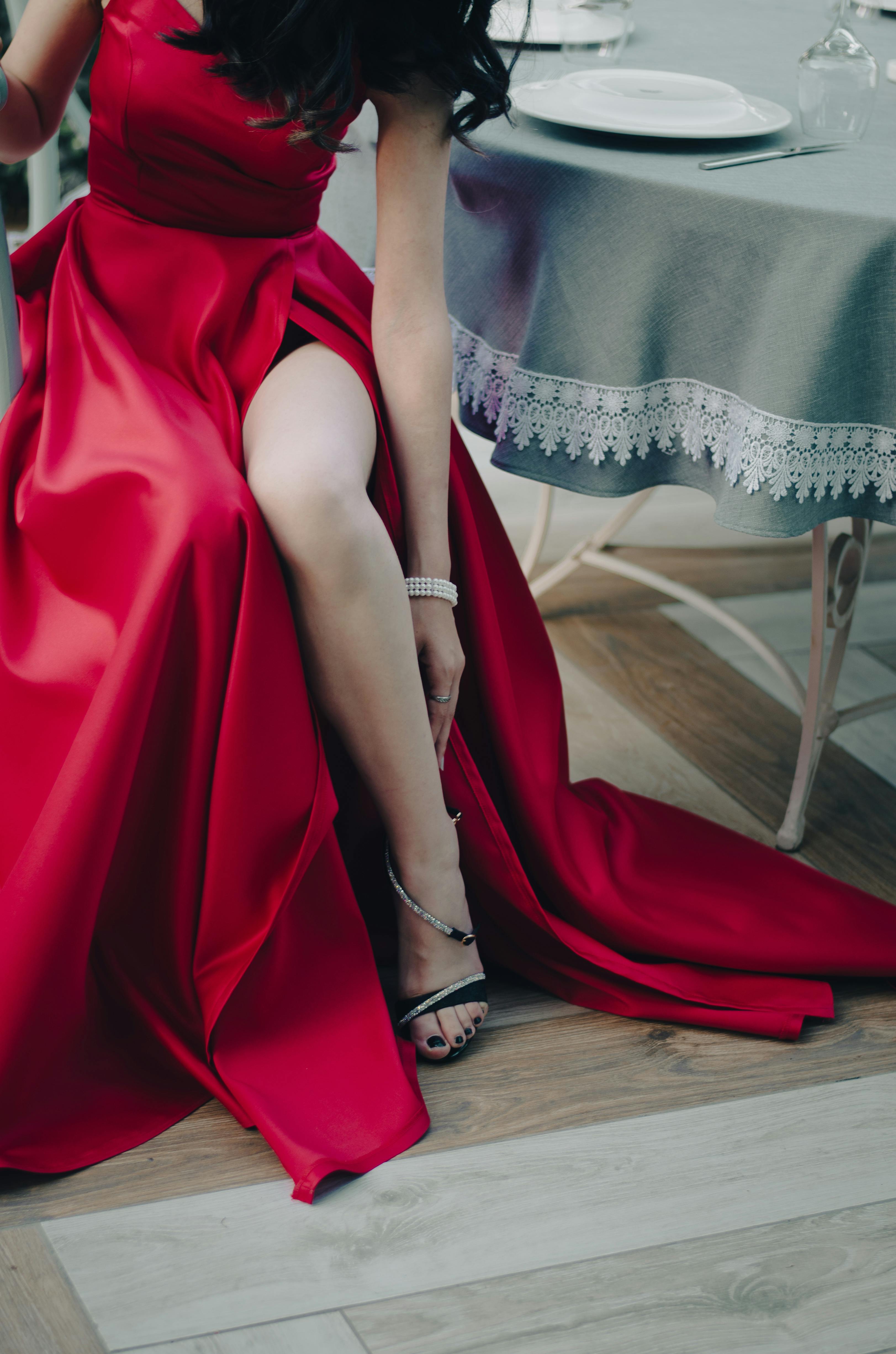 Une femme en robe rouge | Source : Pexels